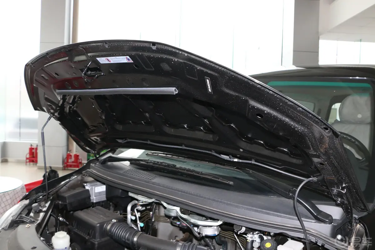 菱智M5 1.6L 手动 基本型 7座 国VI发动机舱盖内侧