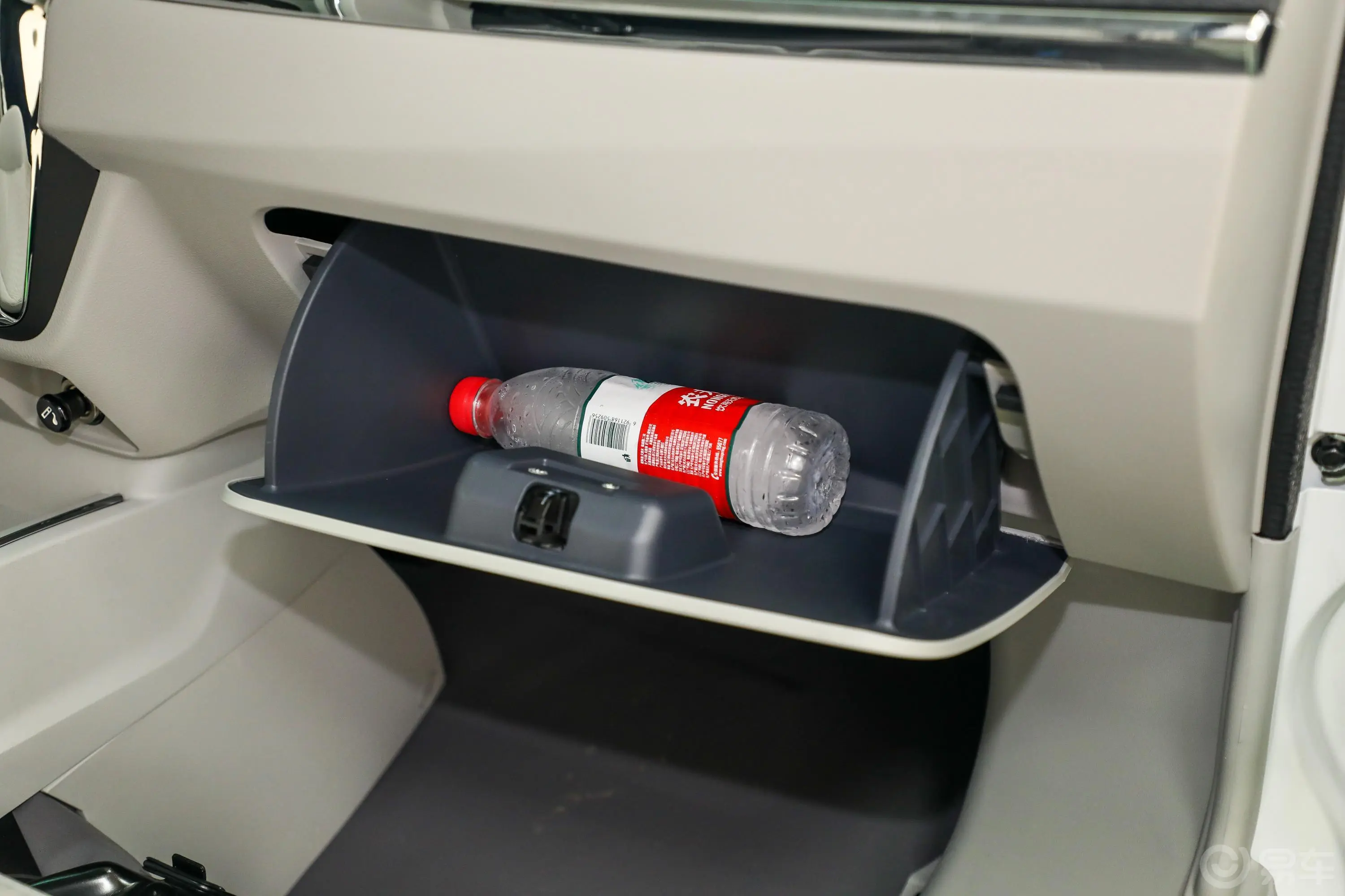 金杯新海狮X30L1.5L 手动 财富版 国V手套箱空间水瓶横置