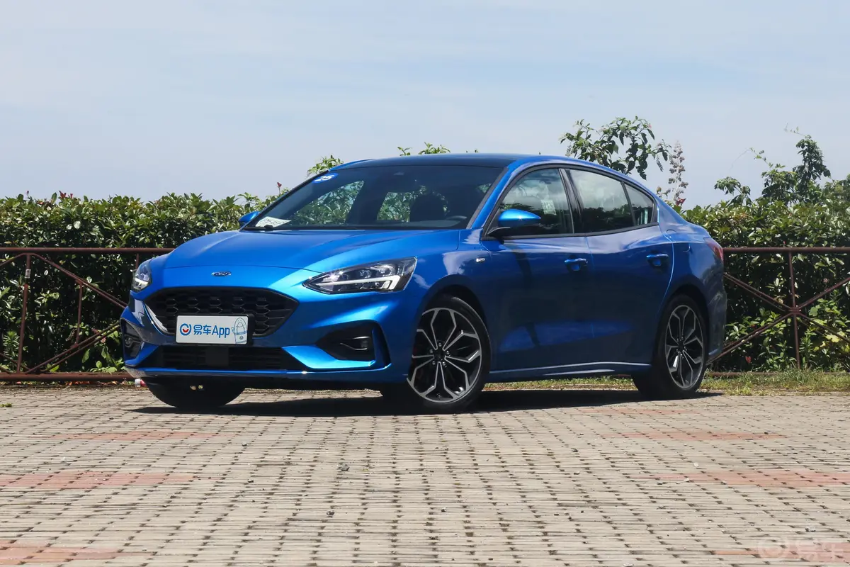 福克斯三厢 EcoBoost180 手自一体 ST Line 国VI侧前45度车头向左水平