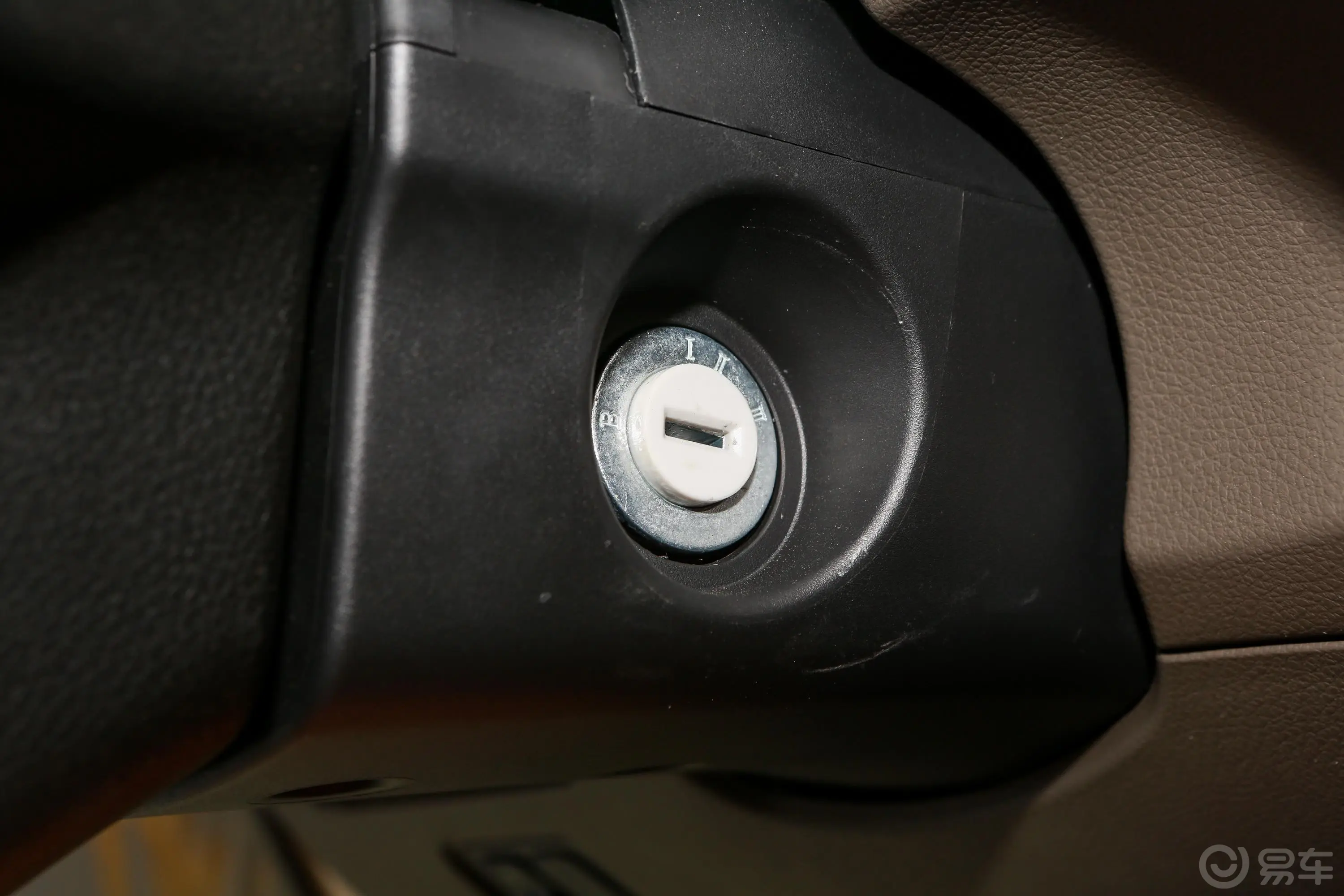 五菱荣光V1.5L 手动 实用型厢式运输车 国V钥匙孔或一键启动按键