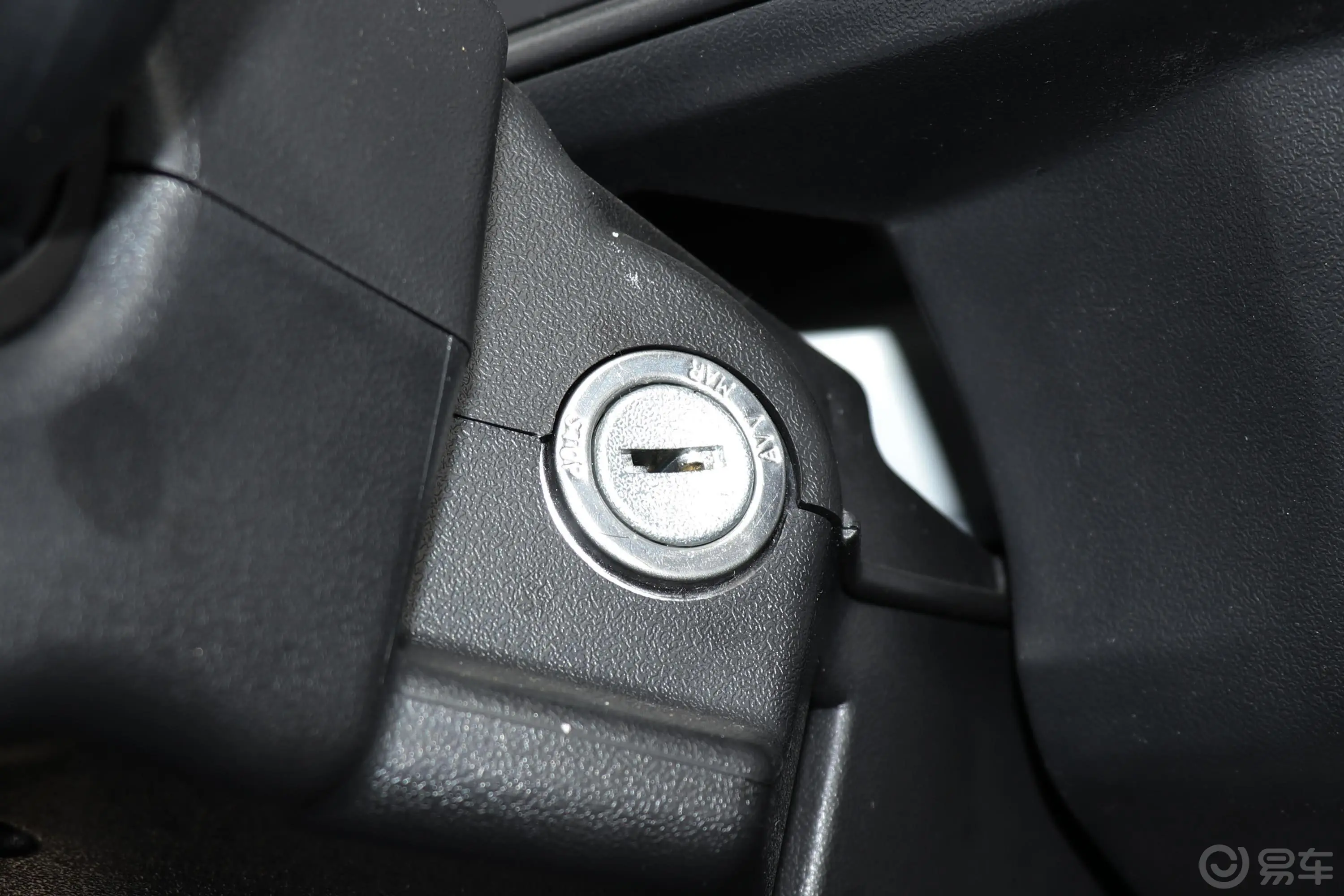 依维柯得意客车 A40 2.8T 手动 中顶 17座钥匙孔或一键启动按键
