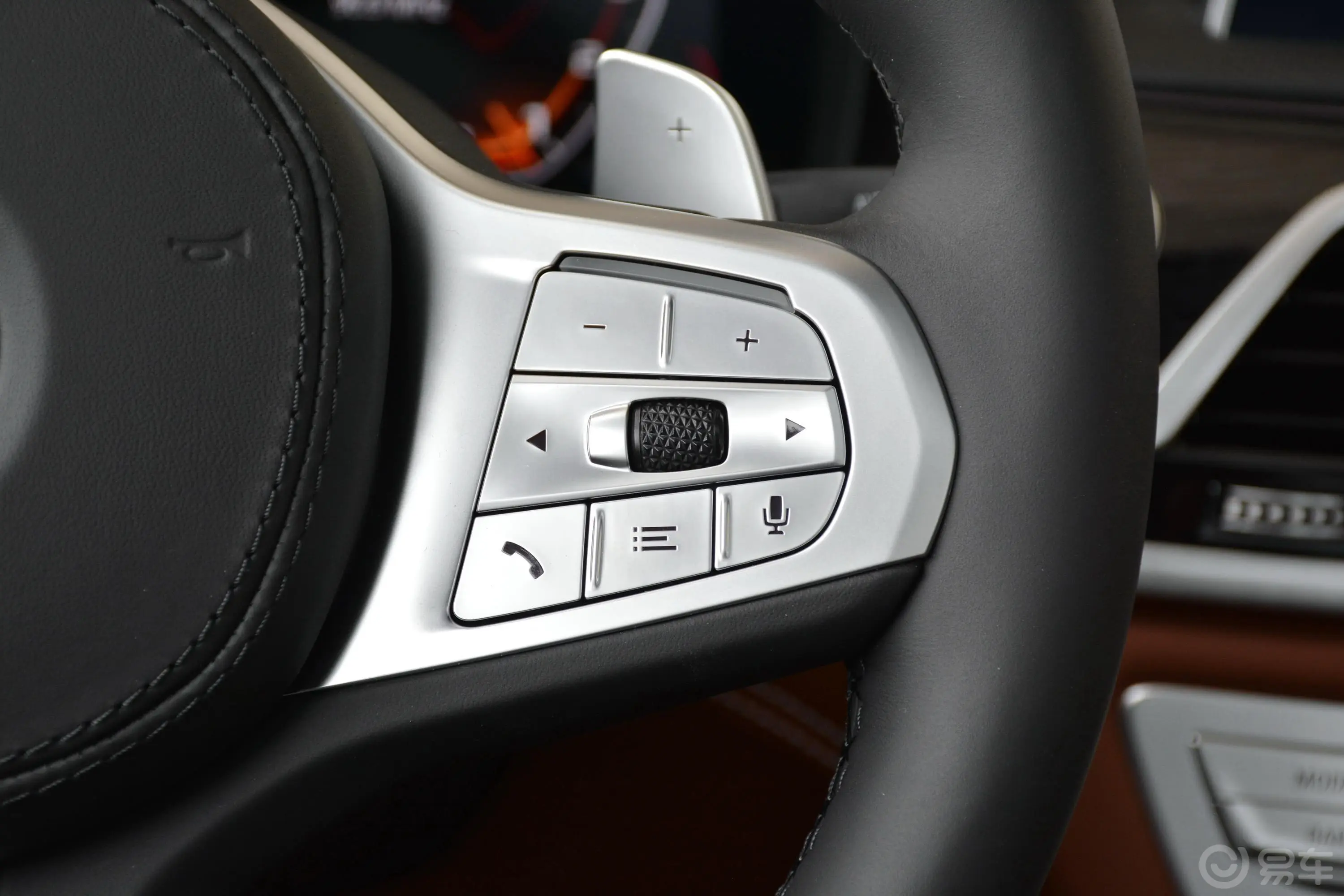 宝马7系M760Li xDrive V12 运动套装右侧方向盘功能按键