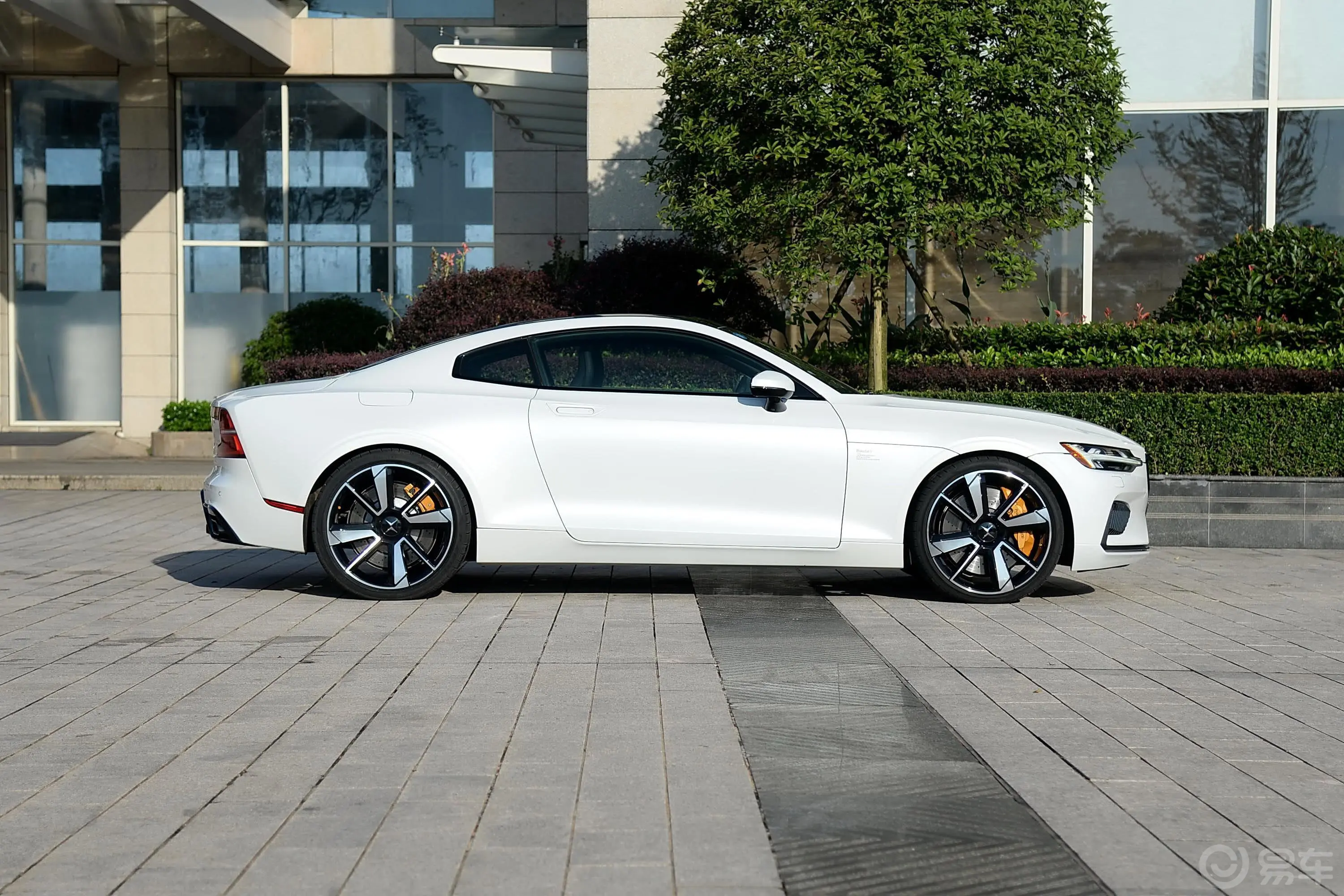 Polestar 12.0T 135km 标准型正侧车头向右水平