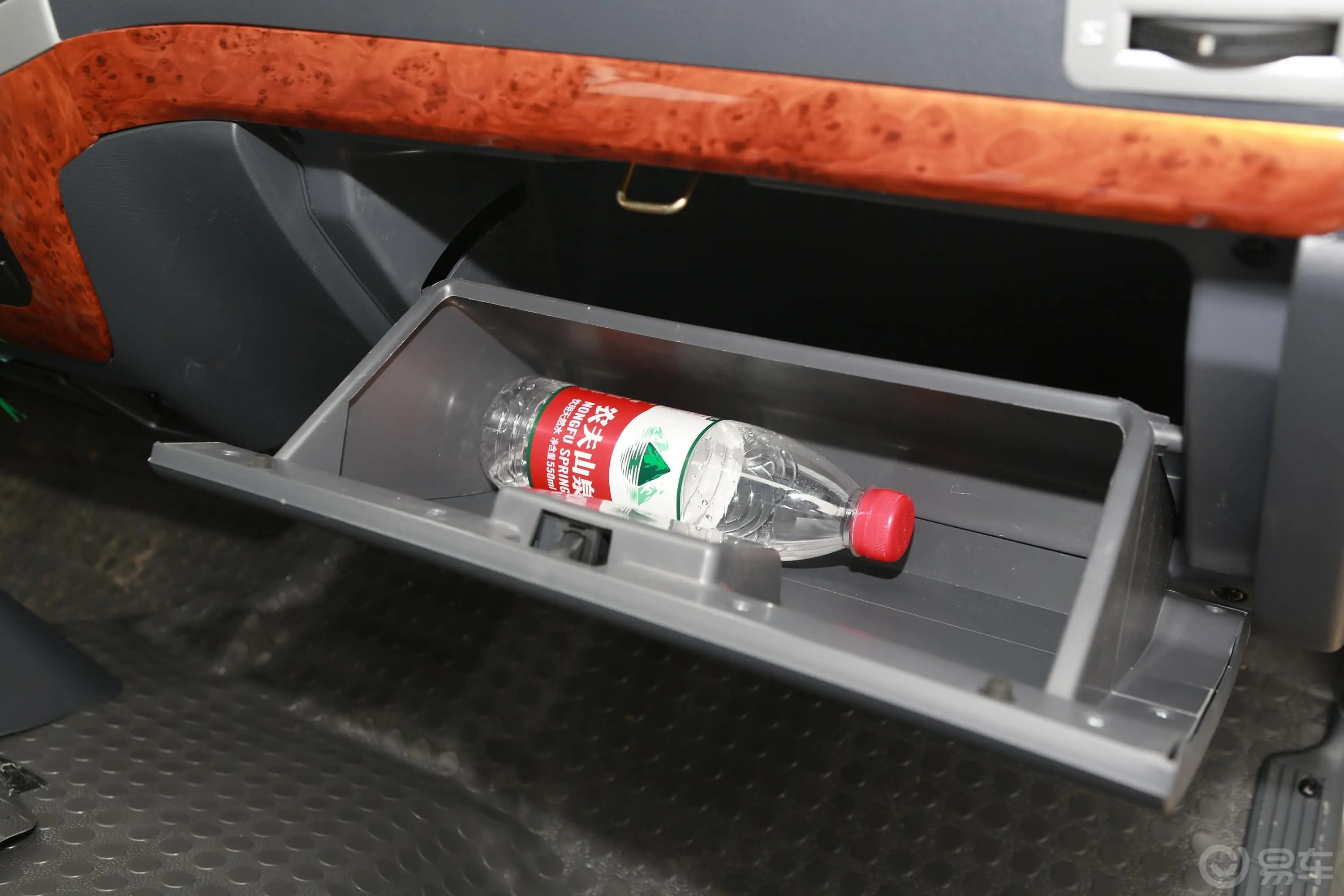金旅海狮厢货 2.0L V20手套箱空间水瓶横置