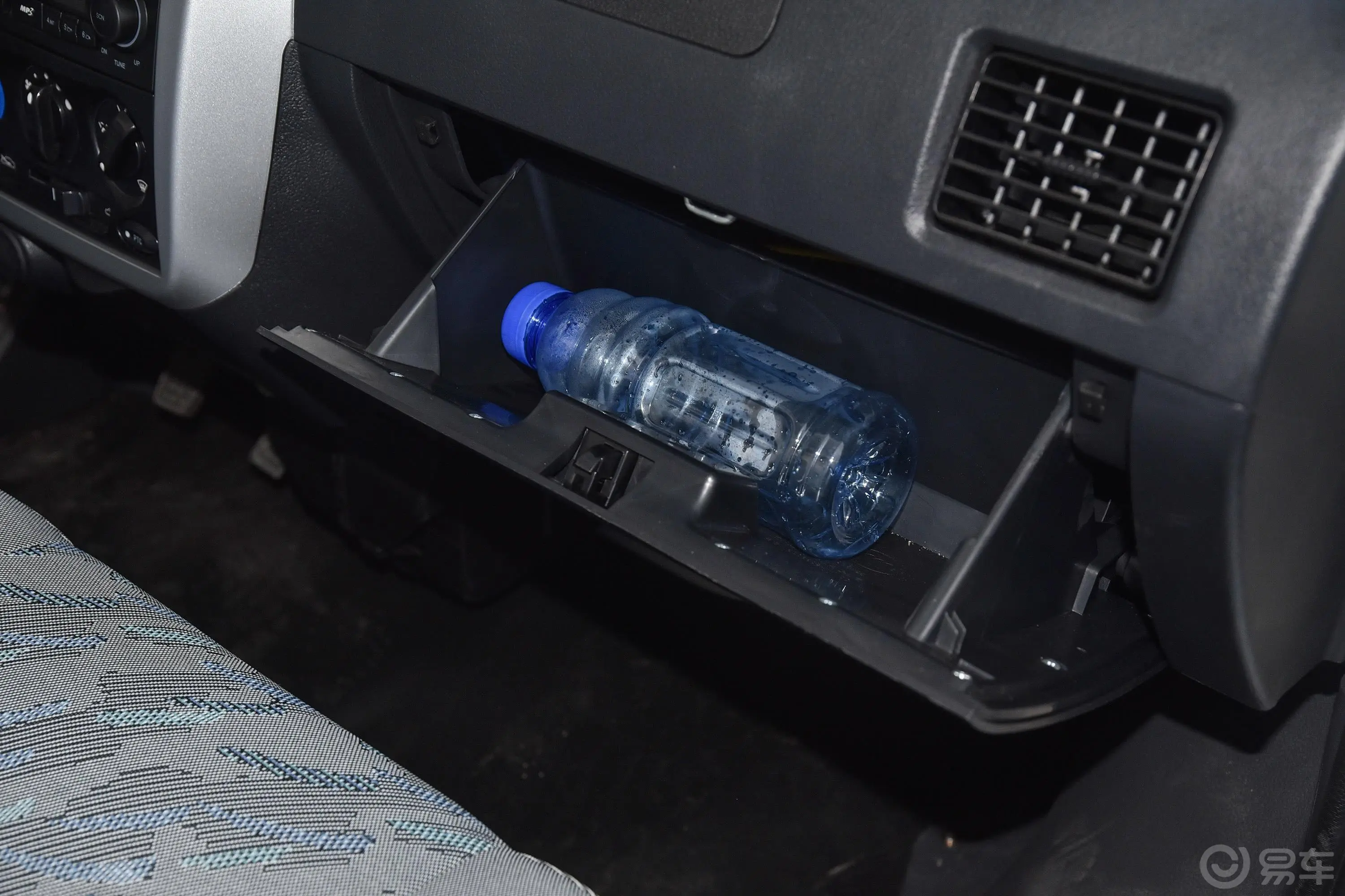 俊风EM10基本版手套箱空间水瓶横置