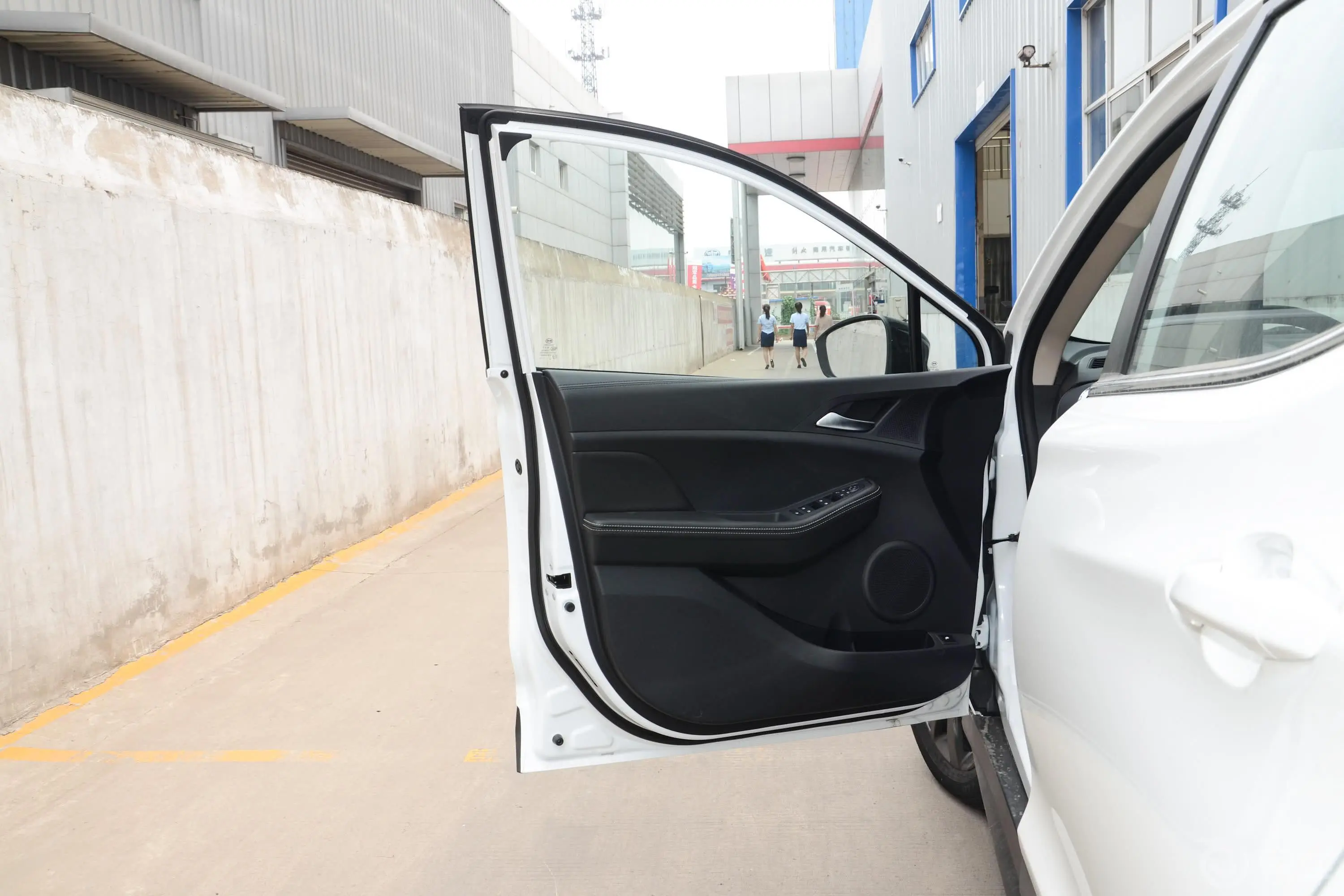 元新能源EV360 智联悦尚型驾驶员侧前车门