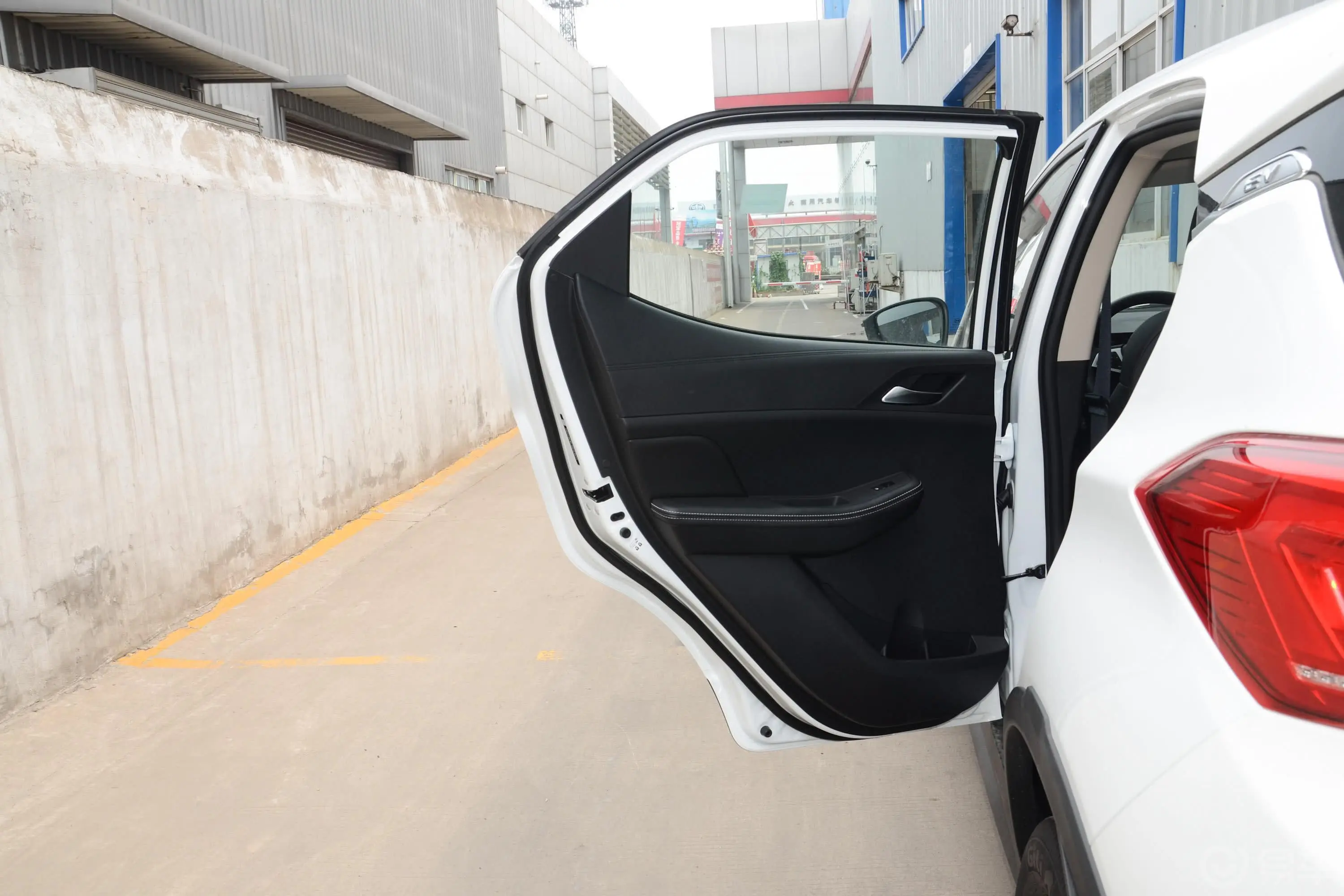 元新能源EV360 智联悦尚型驾驶员侧后车门