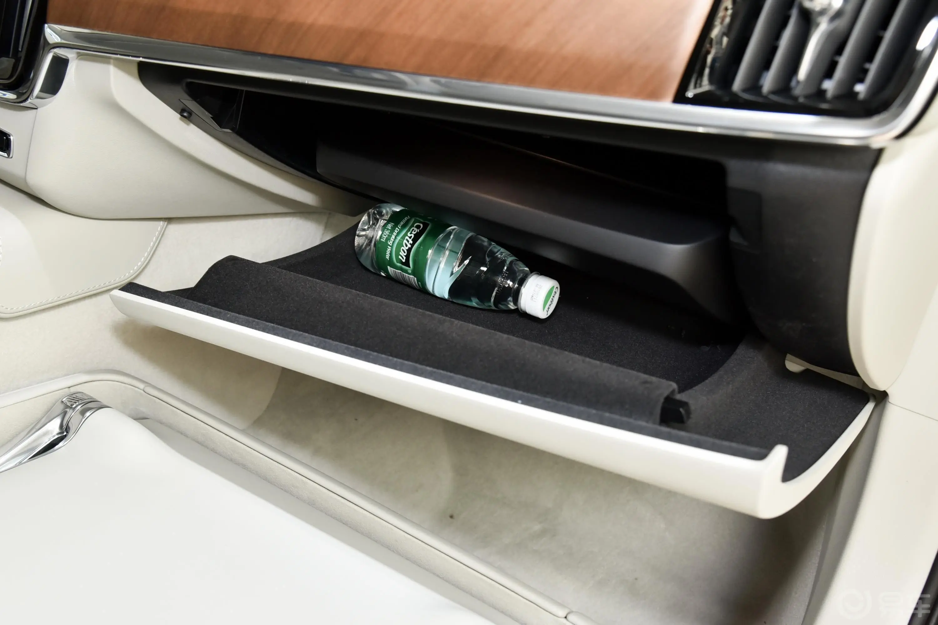 沃尔沃S90 RECHARGET8 Ambience 3座手套箱空间水瓶横置