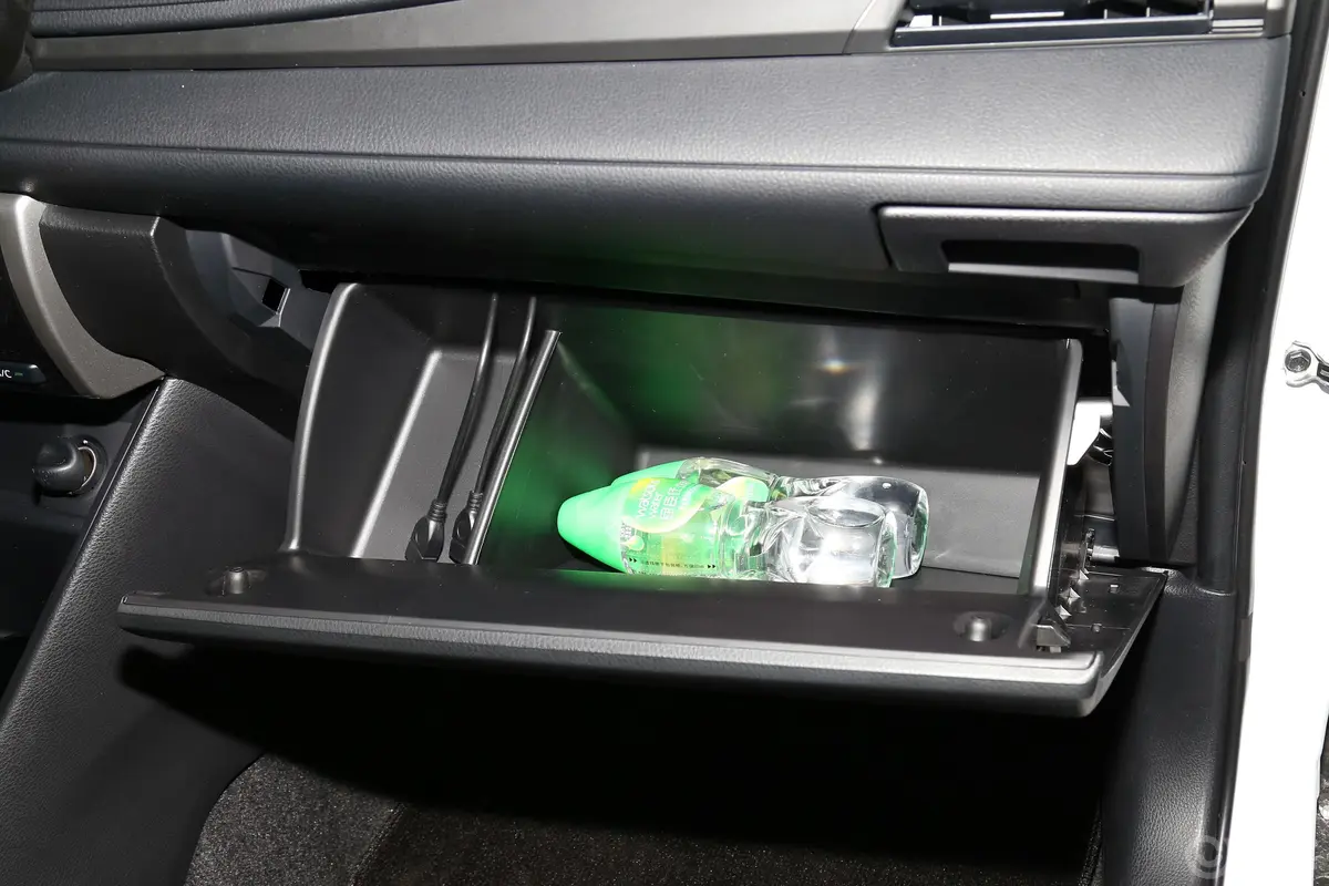 威驰1.3L 手动  前行版手套箱空间水瓶横置