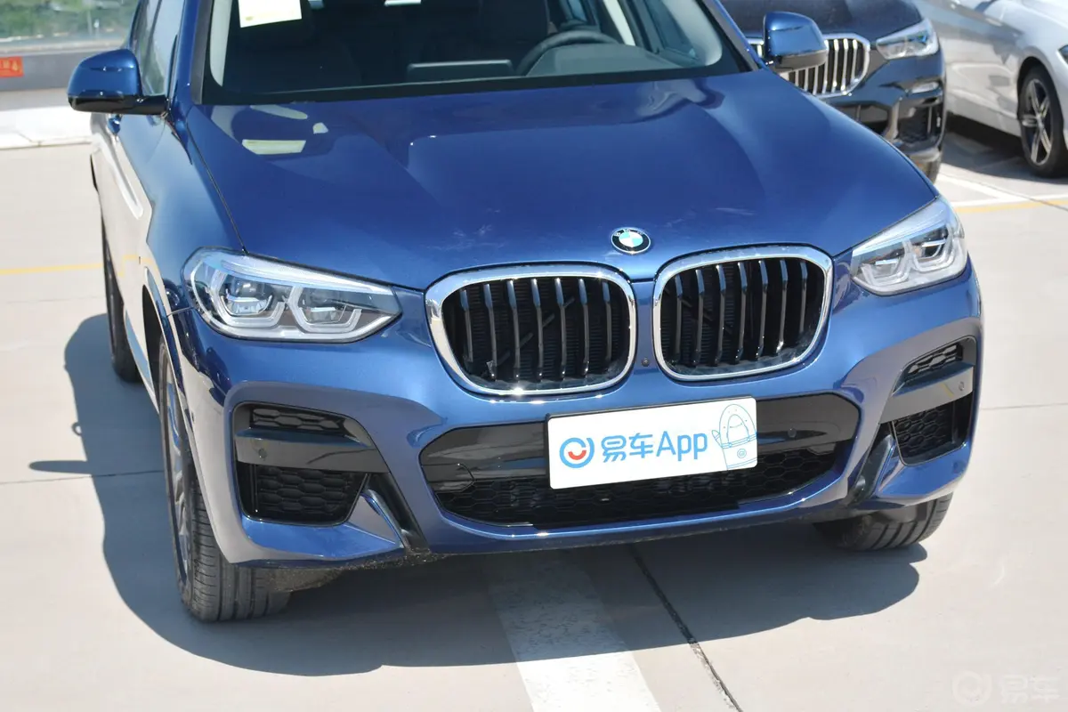 宝马X3xDrive 30i 领先版 M运动套装前格栅侧俯拍