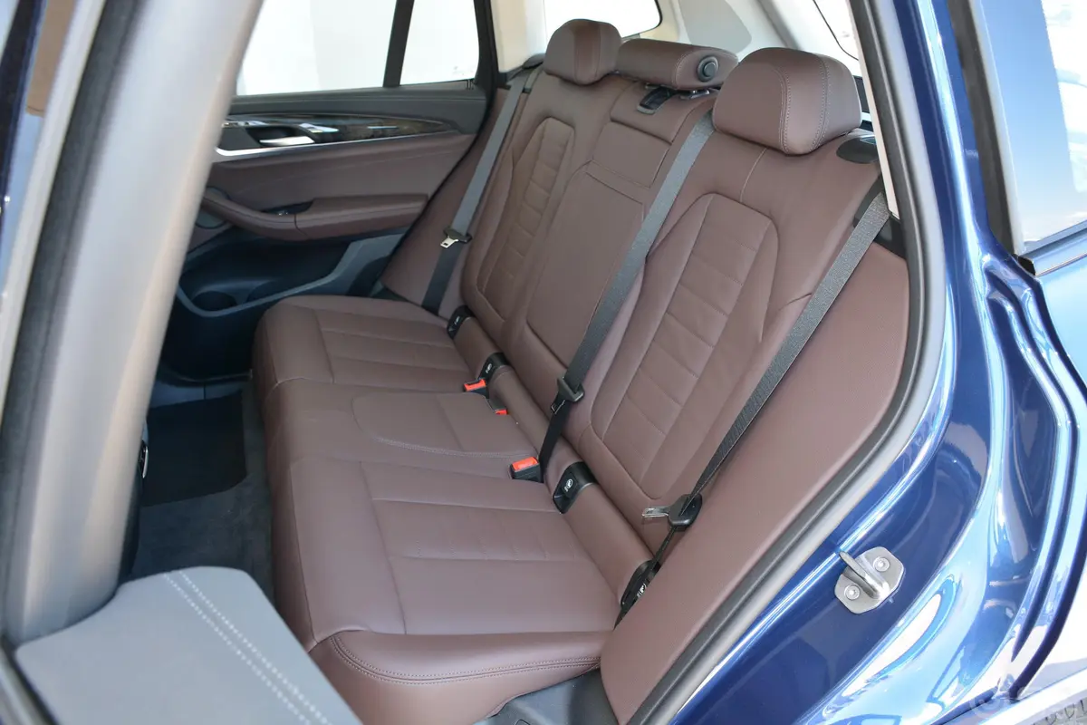 宝马X3xDrive 30i 领先版 M运动套装后备厢开启45度侧拍