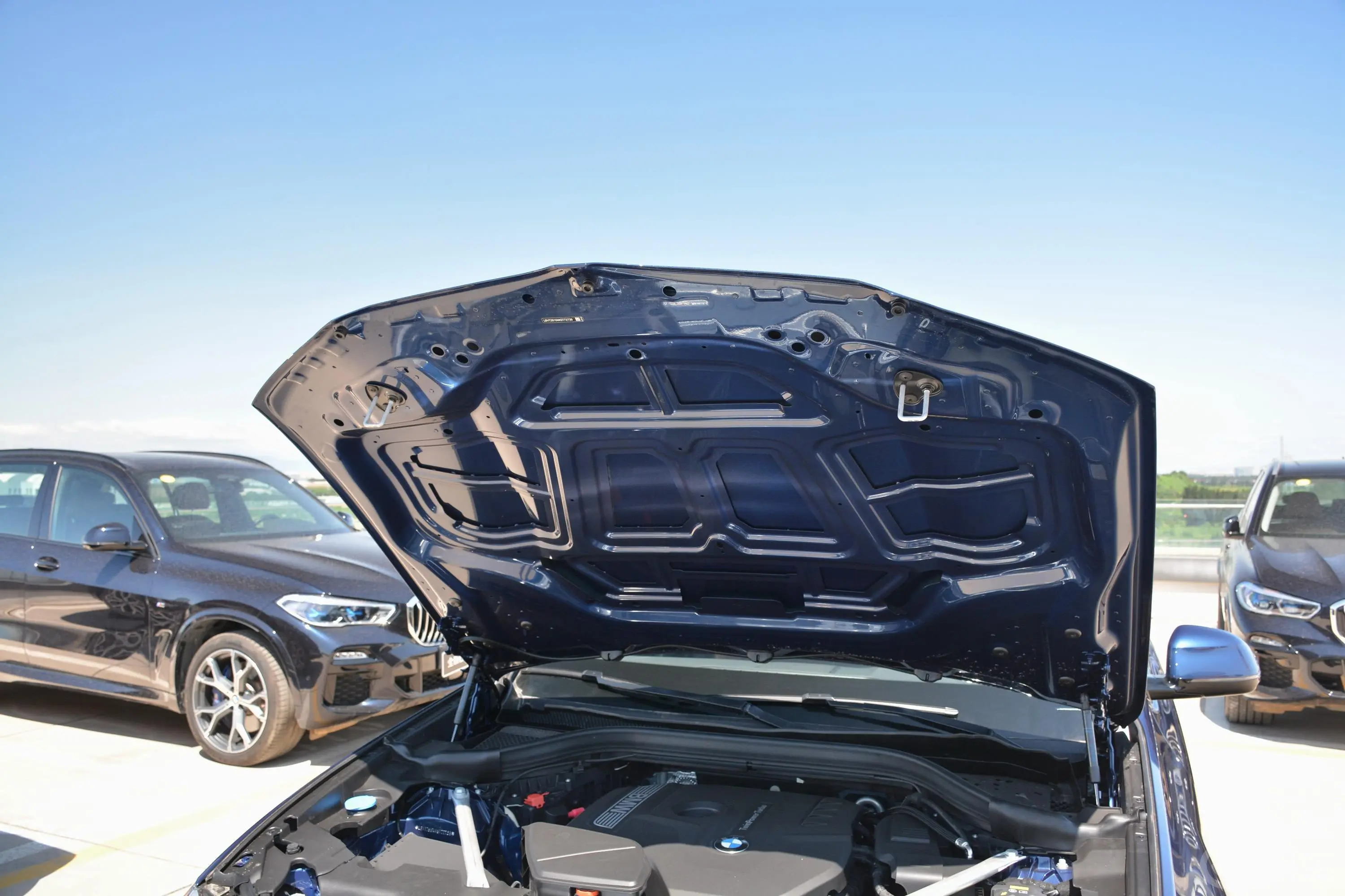 宝马X3xDrive 30i 领先版 M运动套装发动机舱盖内侧