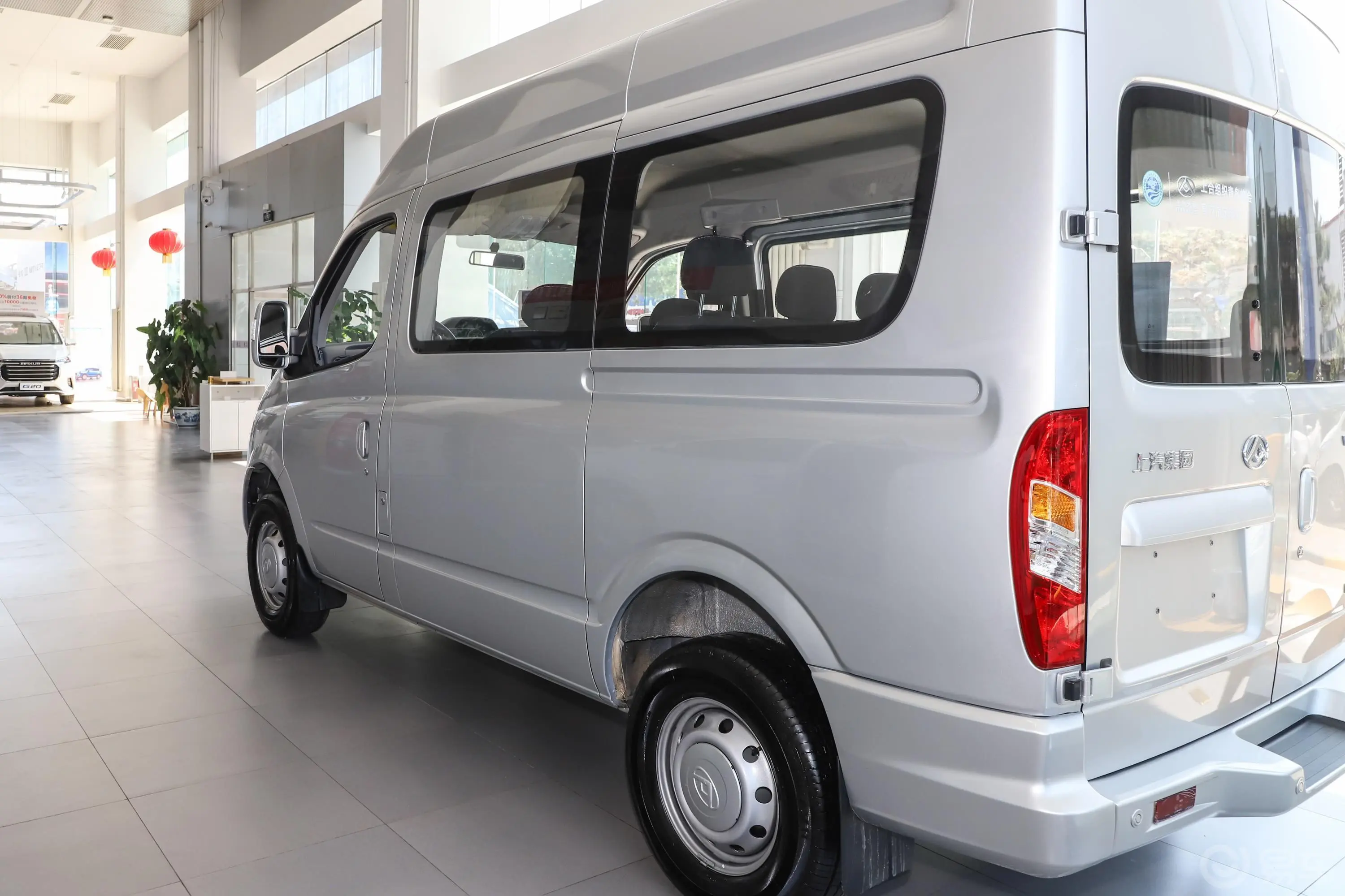 新途V80Plus VAN 2.0T AMT 短轴中顶 6座外观