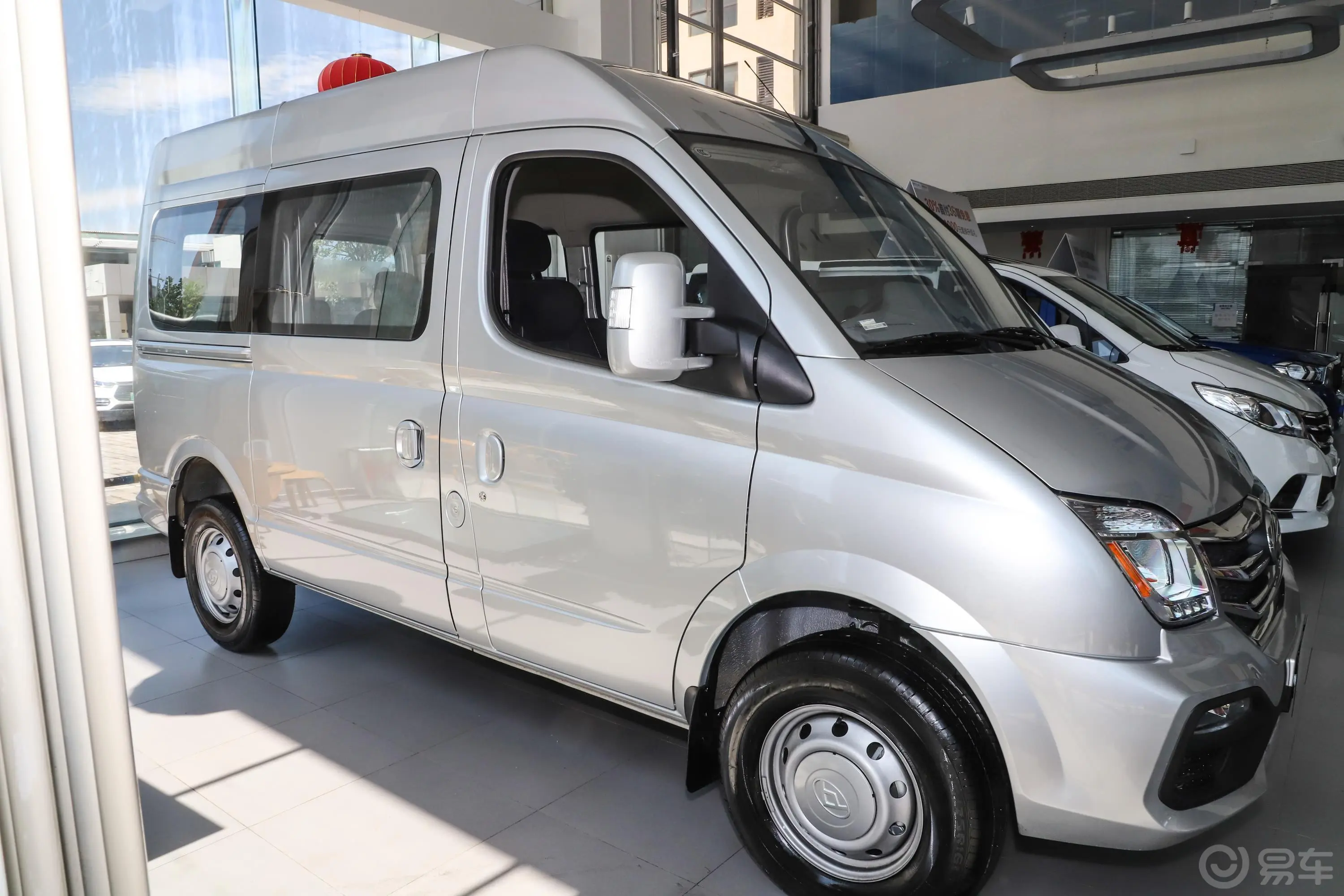 新途V80Plus VAN 2.0T AMT 短轴中顶 6座正侧车头向右水平