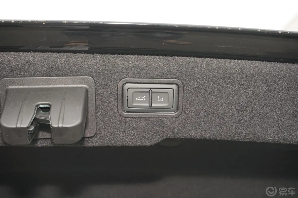 奥迪A8Plus A8L 50 TFSI quattro 舒适型电动尾门按键（手动扶手）