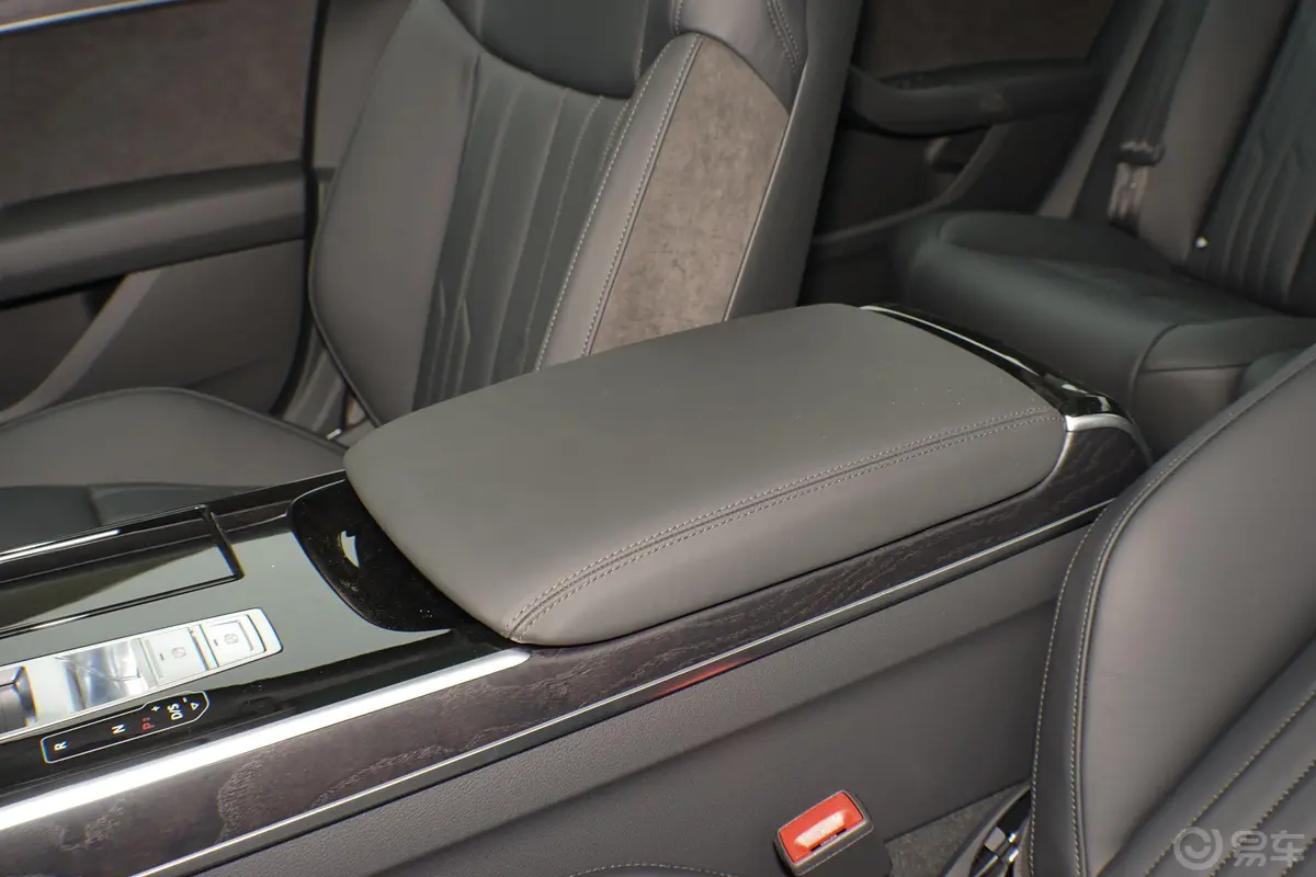 奥迪A8Plus A8L 50 TFSI quattro 舒适型前排中央扶手