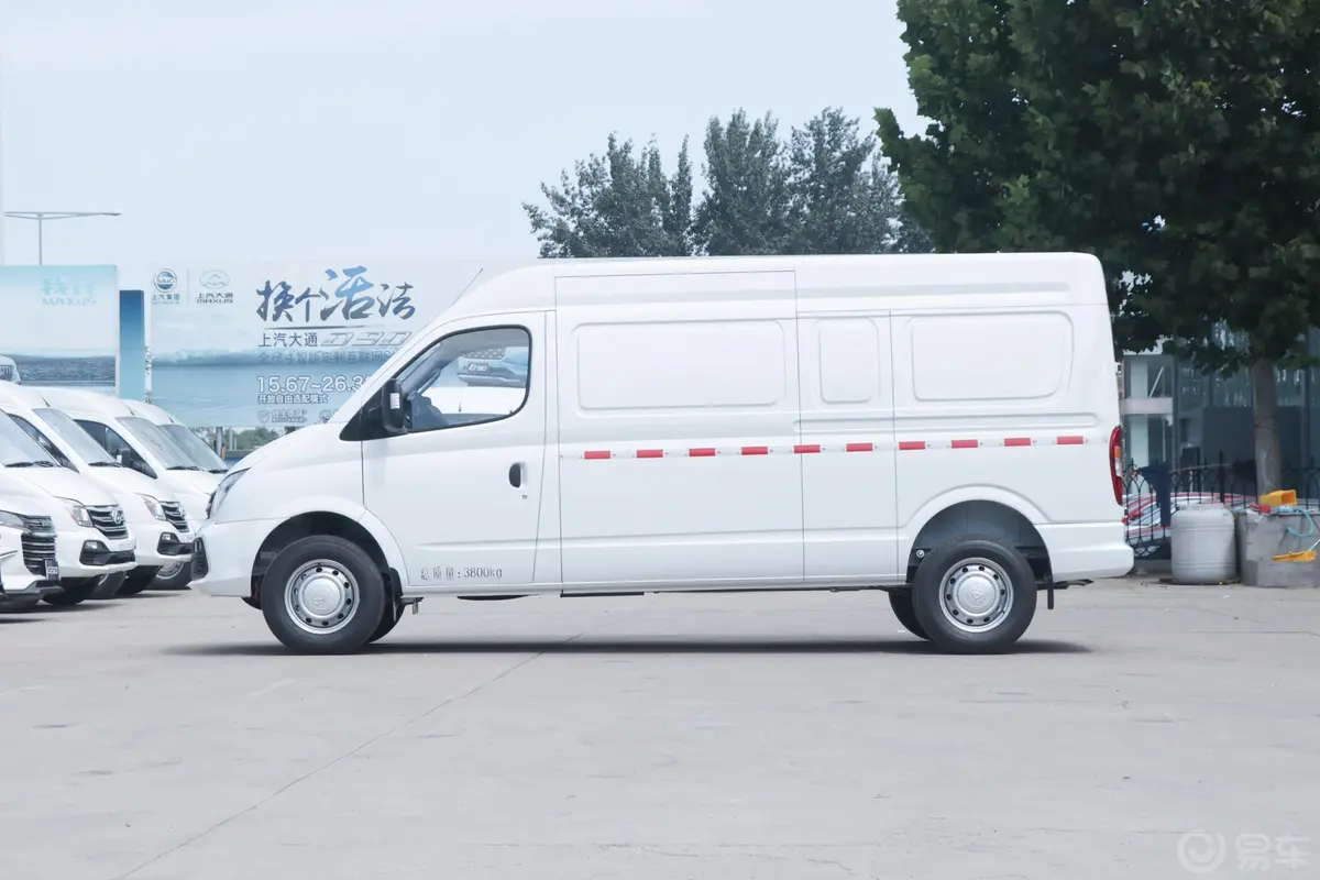 新途V80VAN 2.5T 手动 长轴中顶 2/3座正侧车头向左水平