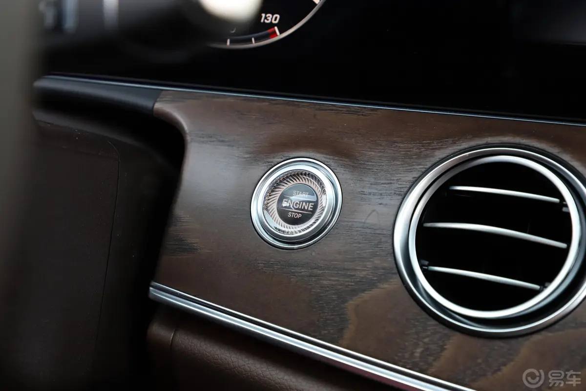 奔驰E级E 300 L 豪华版 运动轿车钥匙孔或一键启动按键