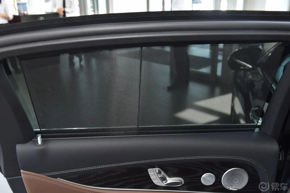 奔驰E级E 300 L 豪华版 运动轿车后风挡遮阳帘
