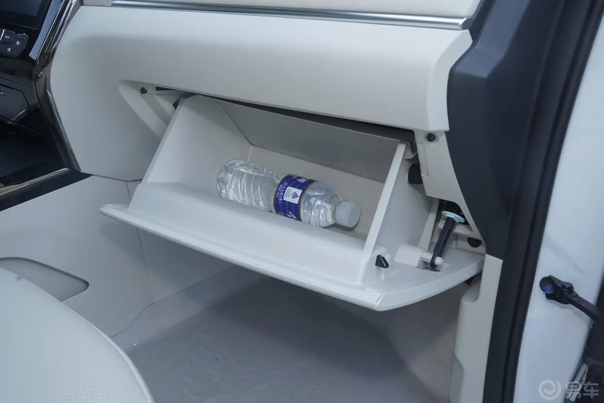 长安欧尚科尚1.5T 手动 智能型 国Ⅵ手套箱空间水瓶横置