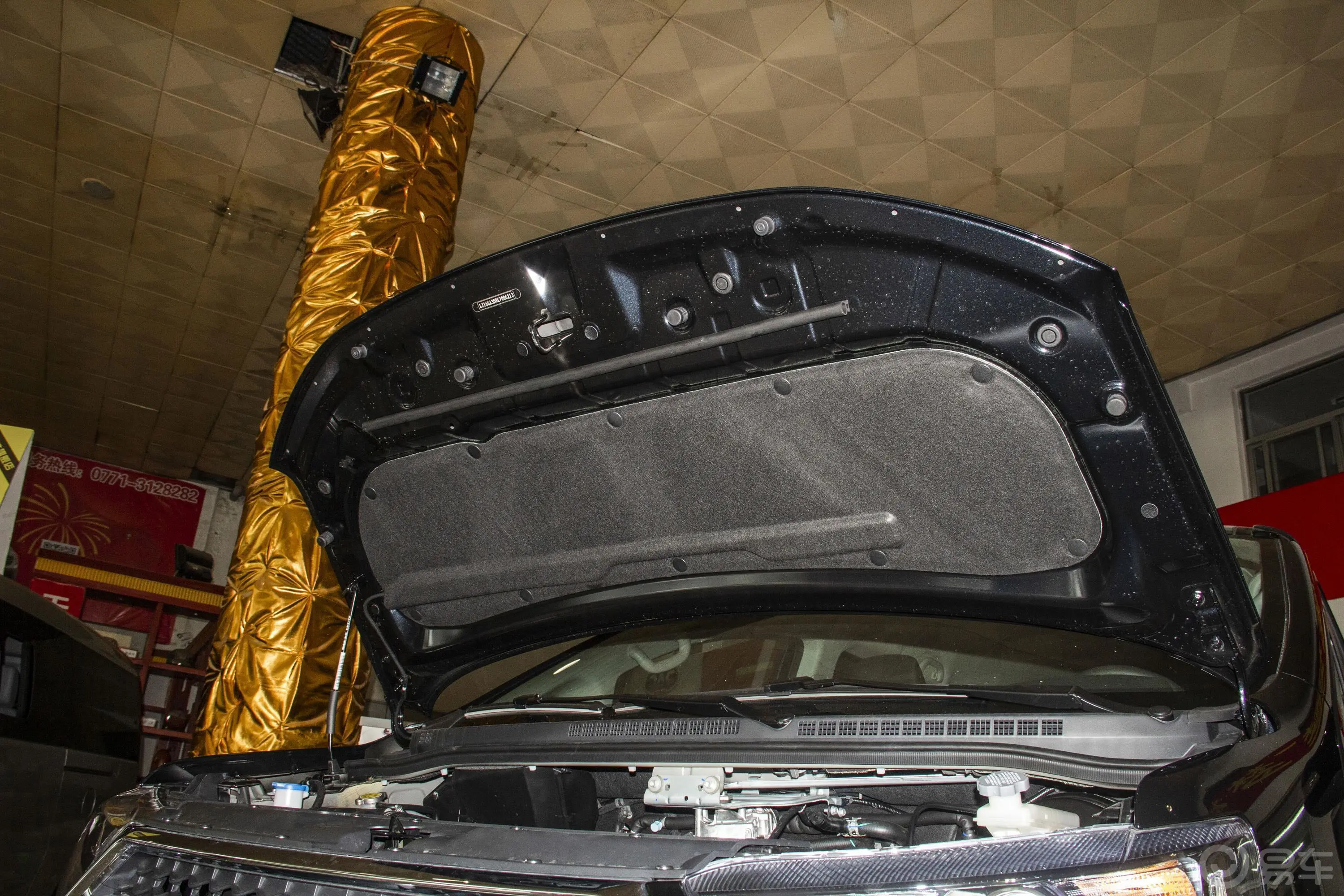 瑞风M4商旅系列 1.9T 手动 商务型 柴油 国V发动机舱盖内侧