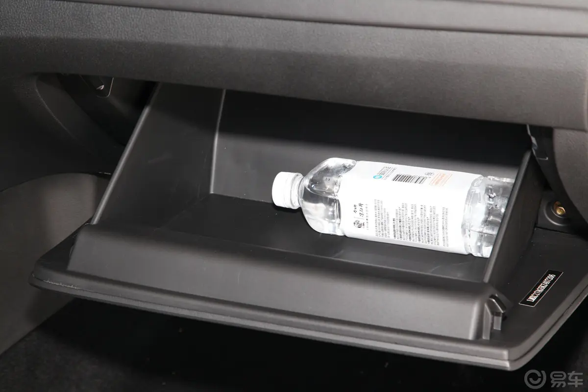 景逸S501.6L 手动 豪华型 国VI手套箱空间水瓶横置