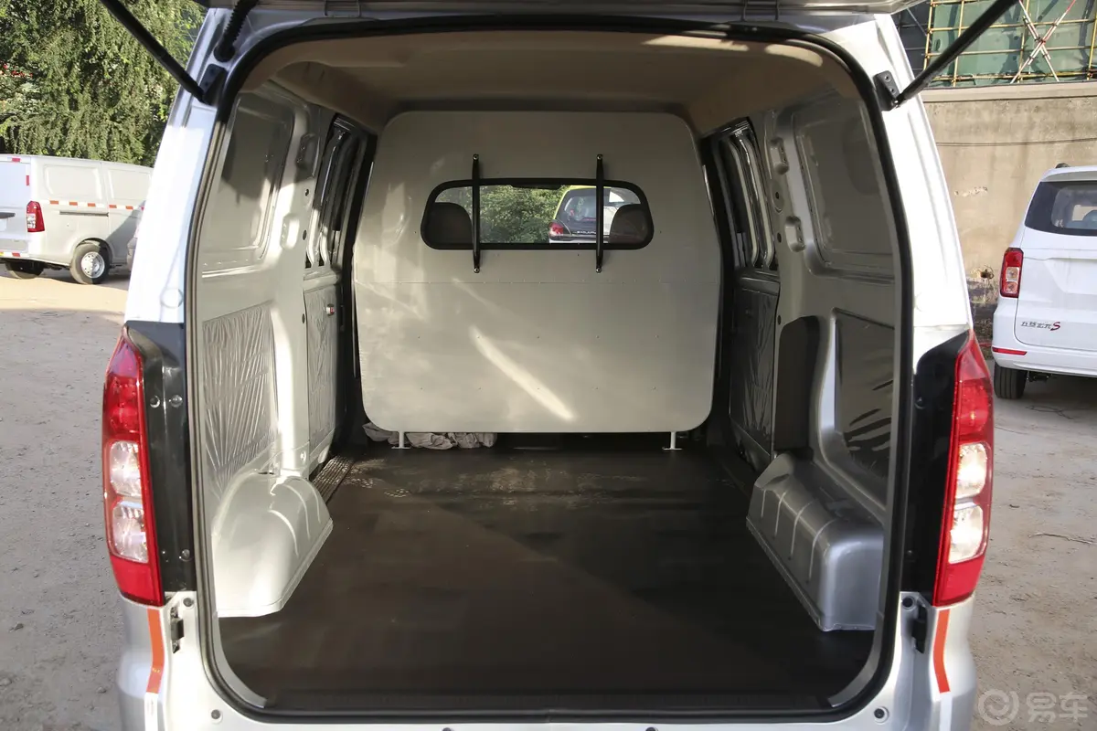 五菱宏光V1.5L 手动 基本型封窗车 国VI后备厢空间特写