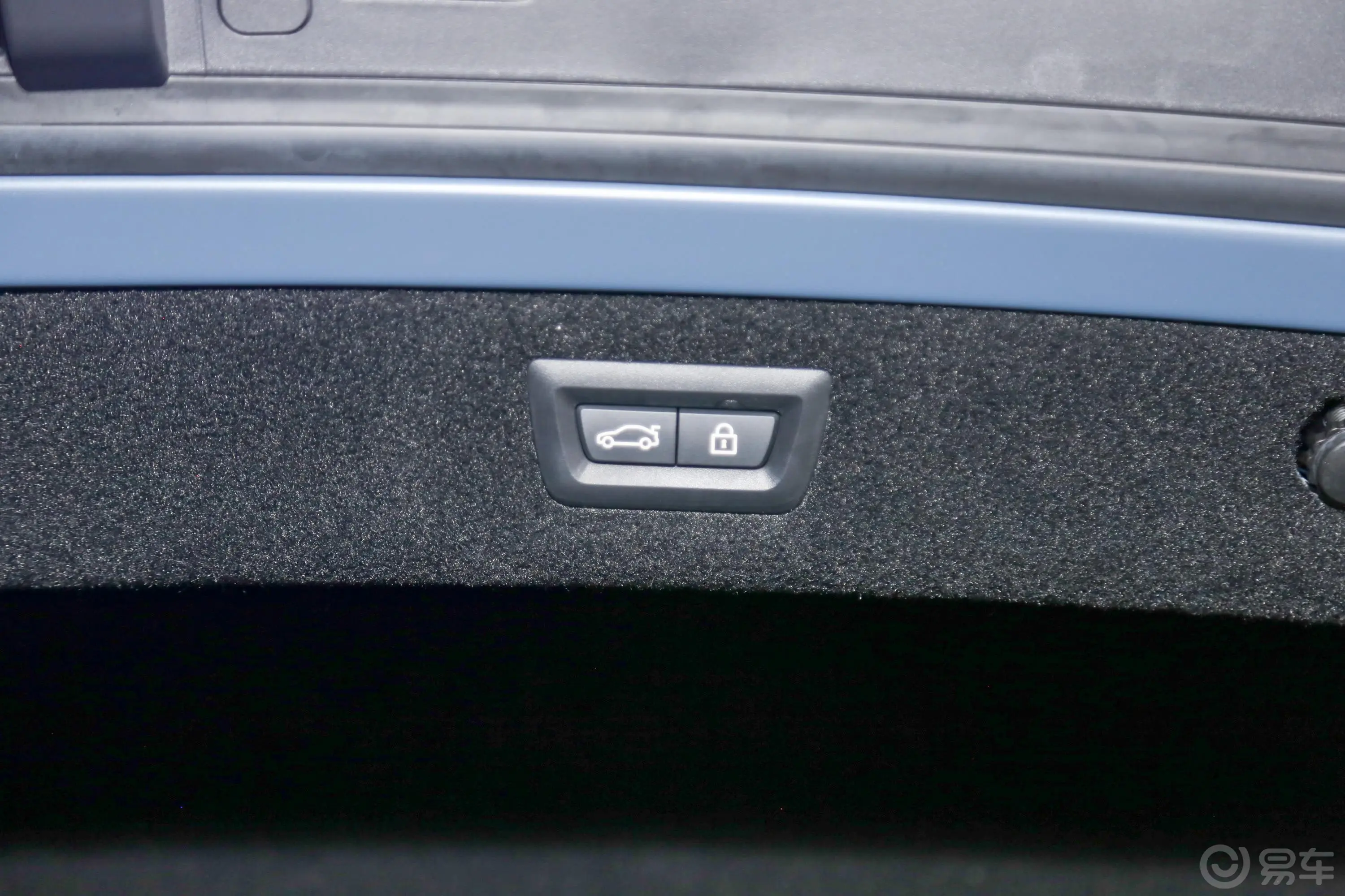 宝马8系四门轿跑车 840i 首发限量版电动尾门按键（手动扶手）