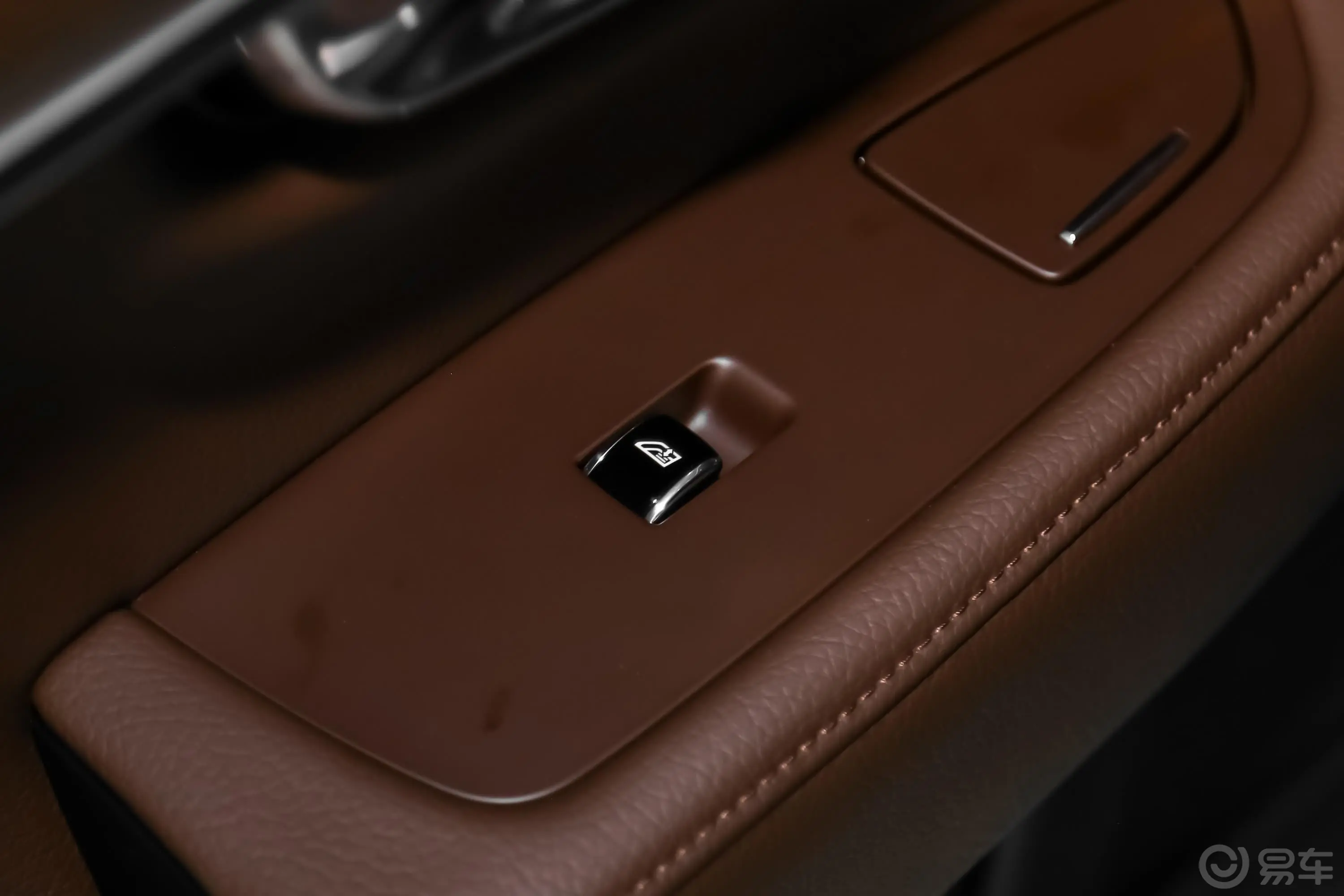 沃尔沃S90新能源T8 智雅豪华版后车窗调节
