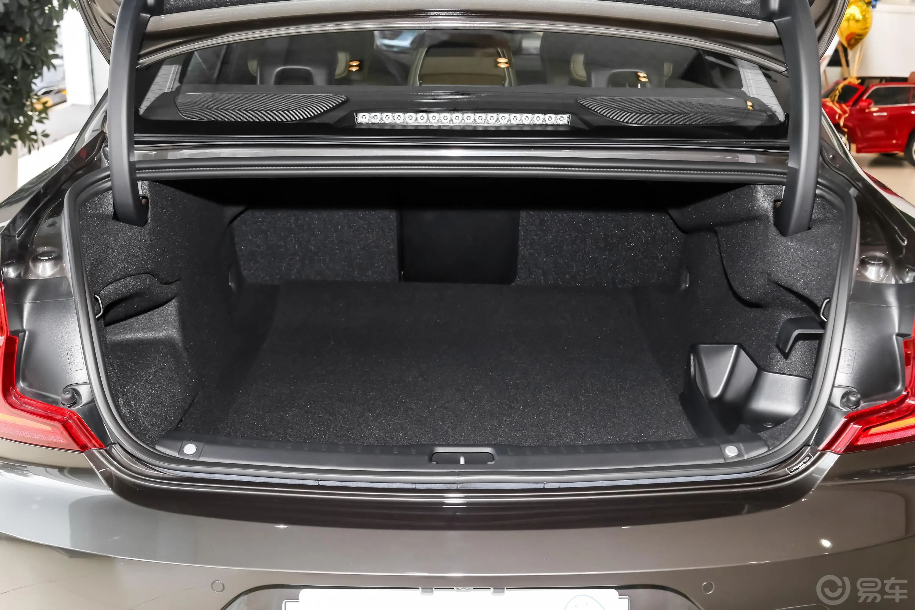 沃尔沃S90新能源T8 智雅豪华版后备厢空间特写