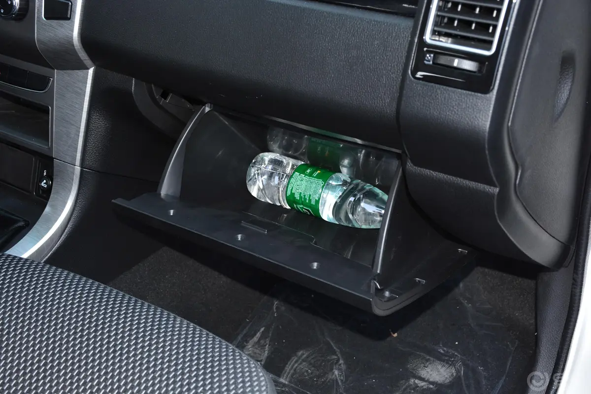 萨普征服者 标箱 2.4L 手动 两驱 舒适版 汽油手套箱空间水瓶横置