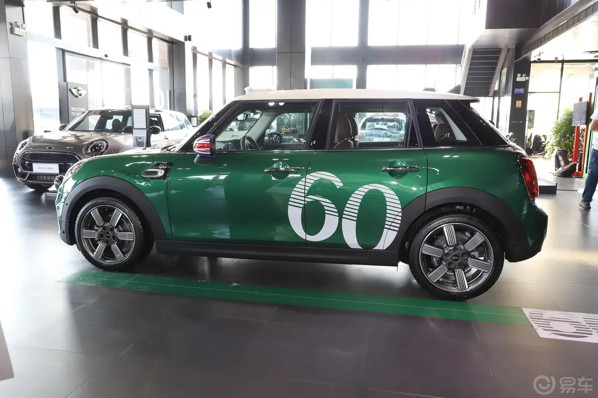 MINI60周年纪念版 1.5T COOPER 双离合 五门版正侧车头向左水平