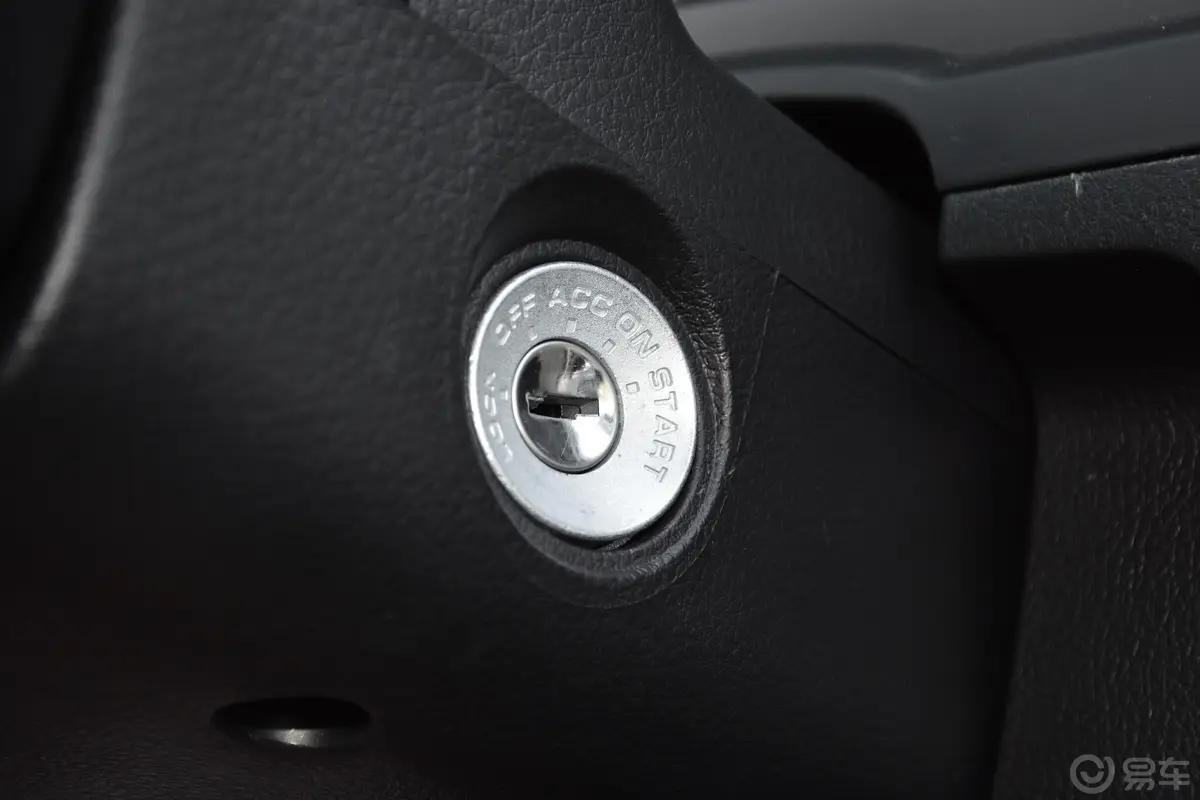 萨普征服者 标箱 2.4L 手动 两驱 舒适版 汽油钥匙孔或一键启动按键