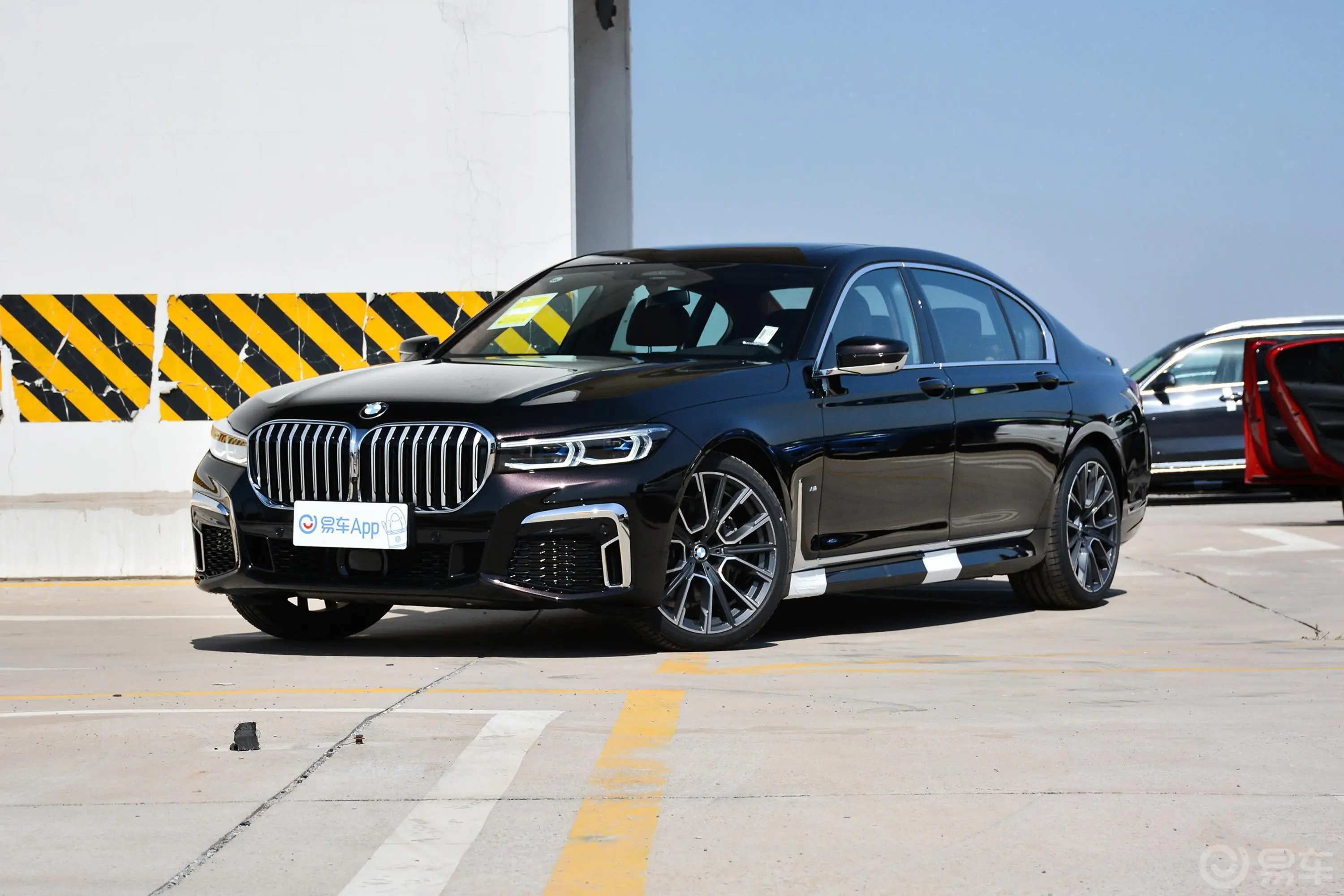 宝马7系740Li xDrive 行政型 M运动套装侧前45度车头向左水平