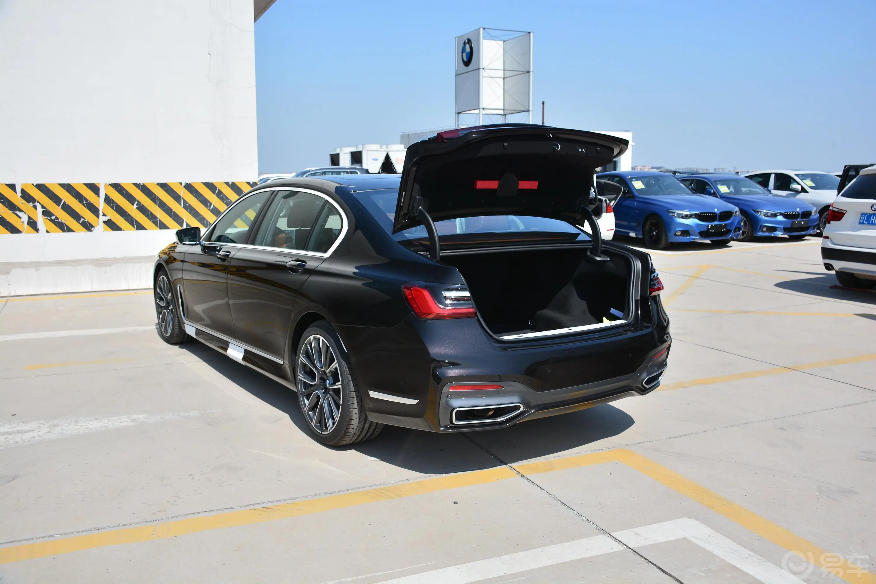 宝马7系740Li xDrive 行政型 M运动套装后备厢开启45度侧拍