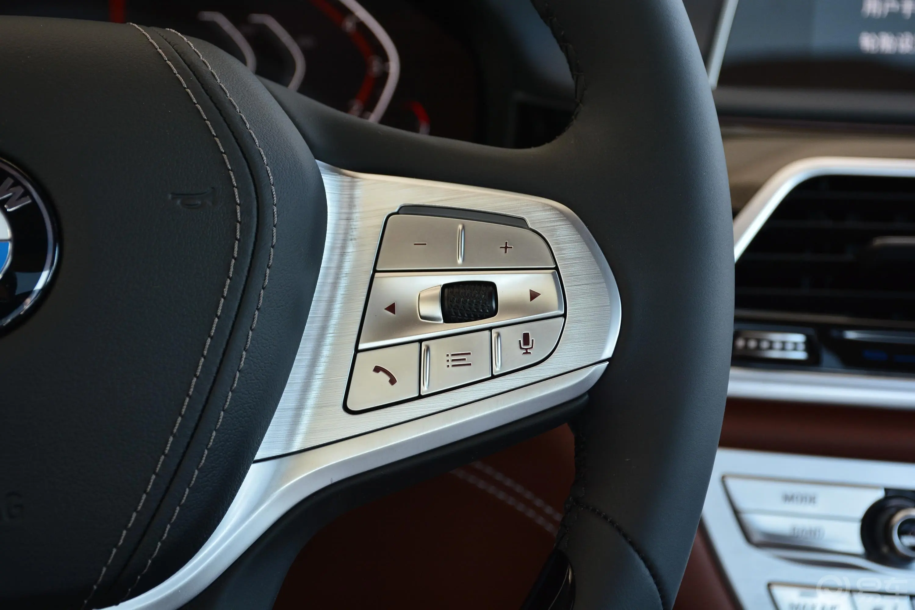 宝马7系740Li xDrive 行政型 豪华套装右侧方向盘功能按键