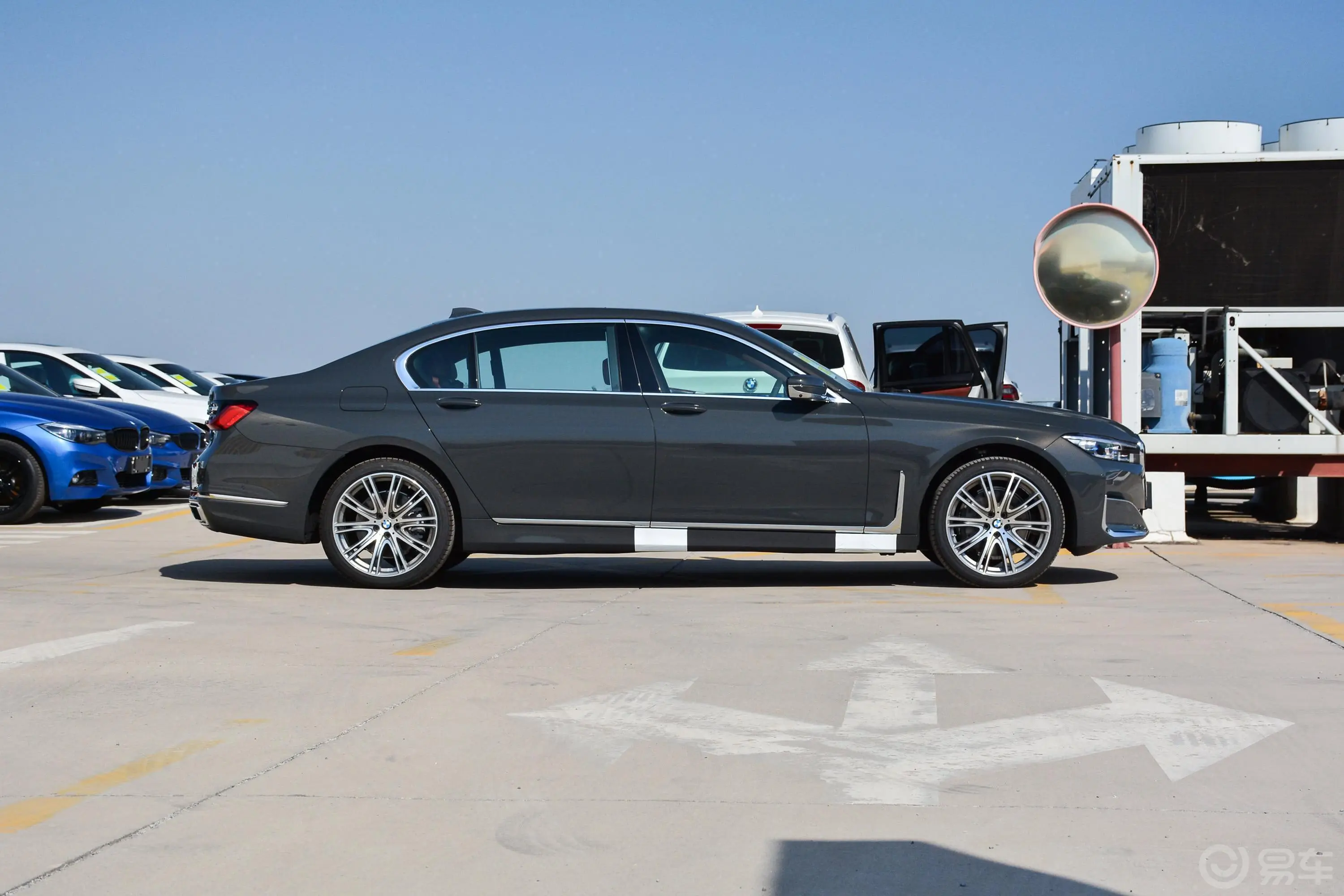 宝马7系740Li xDrive 行政型 豪华套装正侧车头向右水平