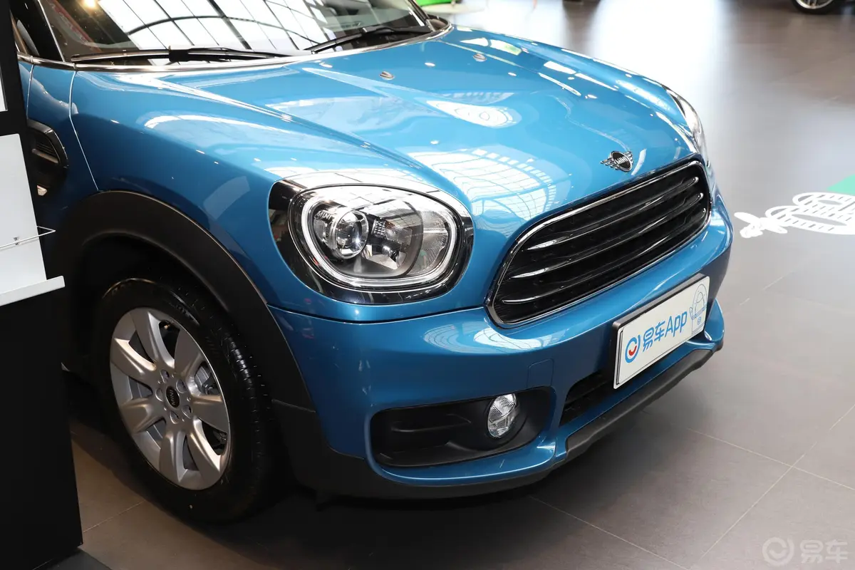 MINI COUNTRYMAN1.5T COOPER 经典派前格栅侧俯拍