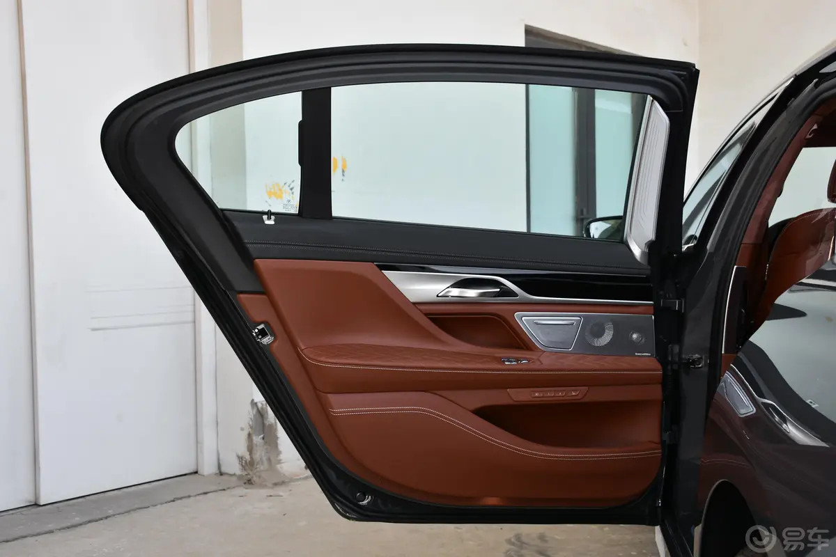 宝马7系740Li xDrive 行政型 豪华套装驾驶员侧后车门