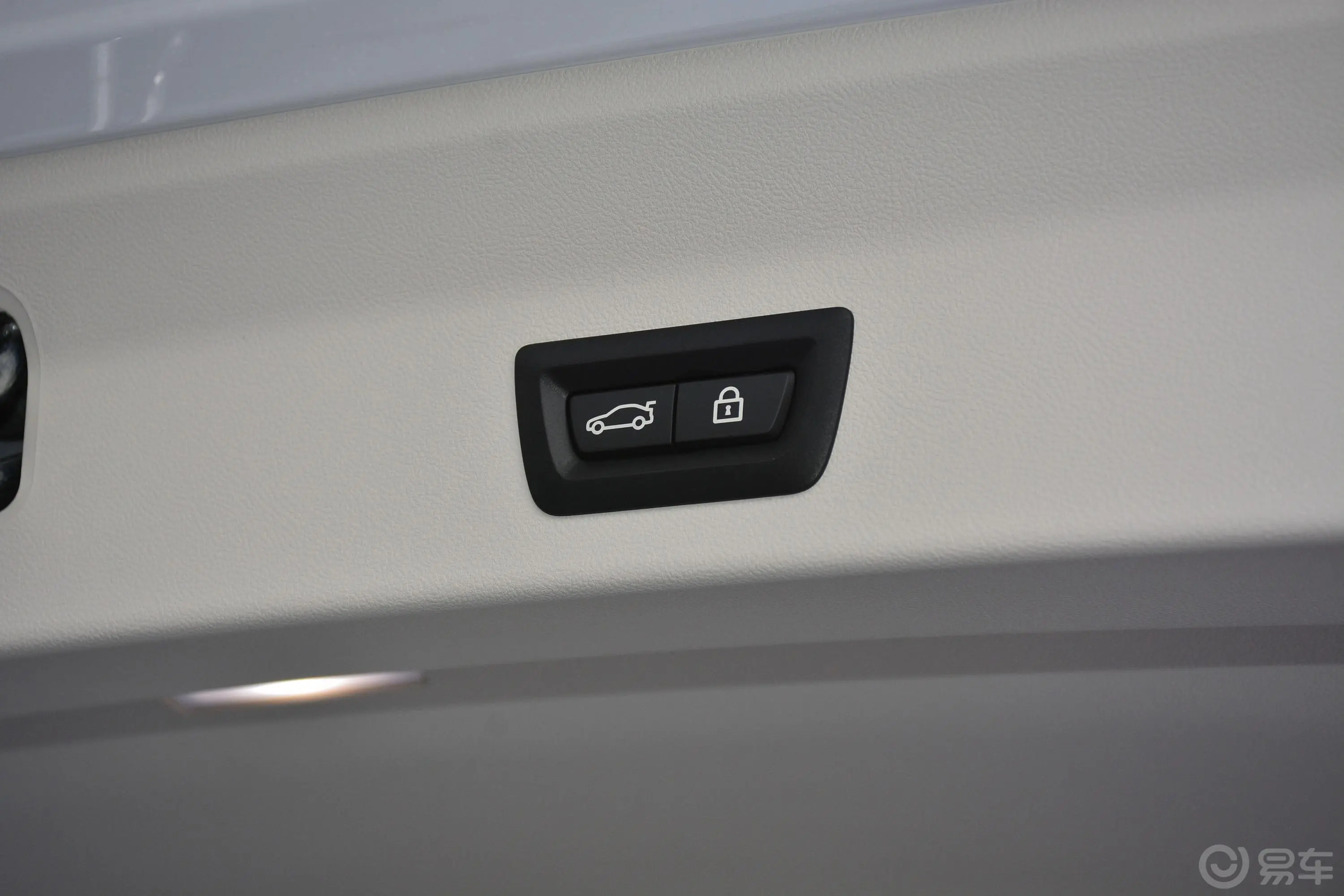 宝马X3xDrive 30i 领先型 M运动套装电动尾门按键（手动扶手）