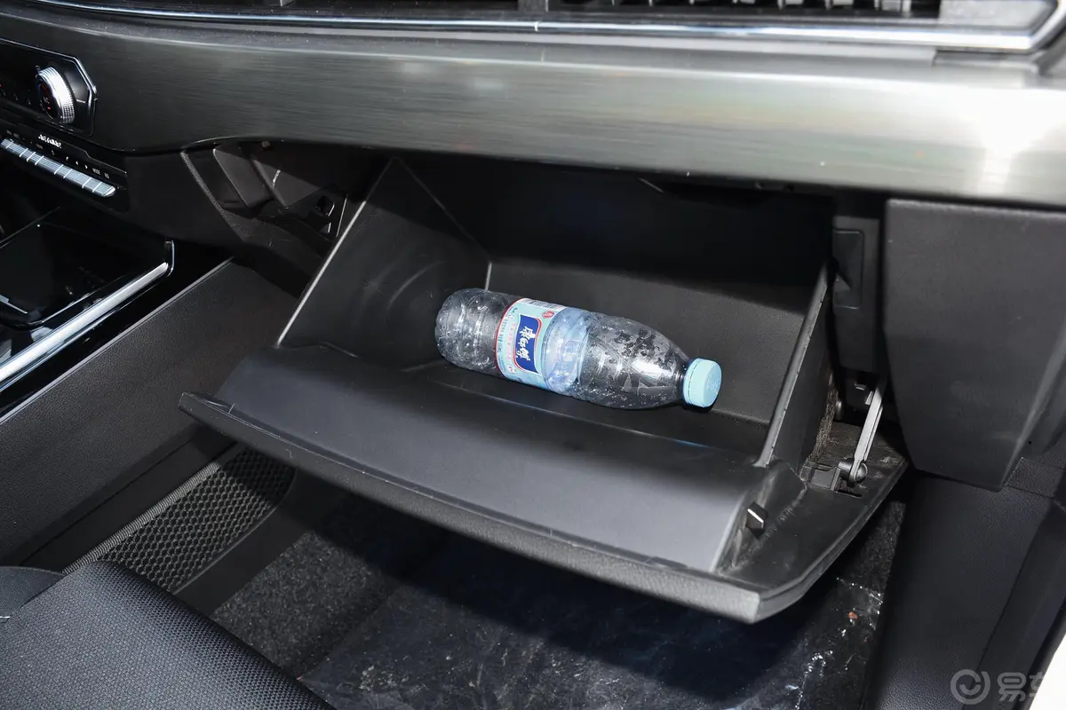 捷途X70S EV简政版手套箱空间水瓶横置
