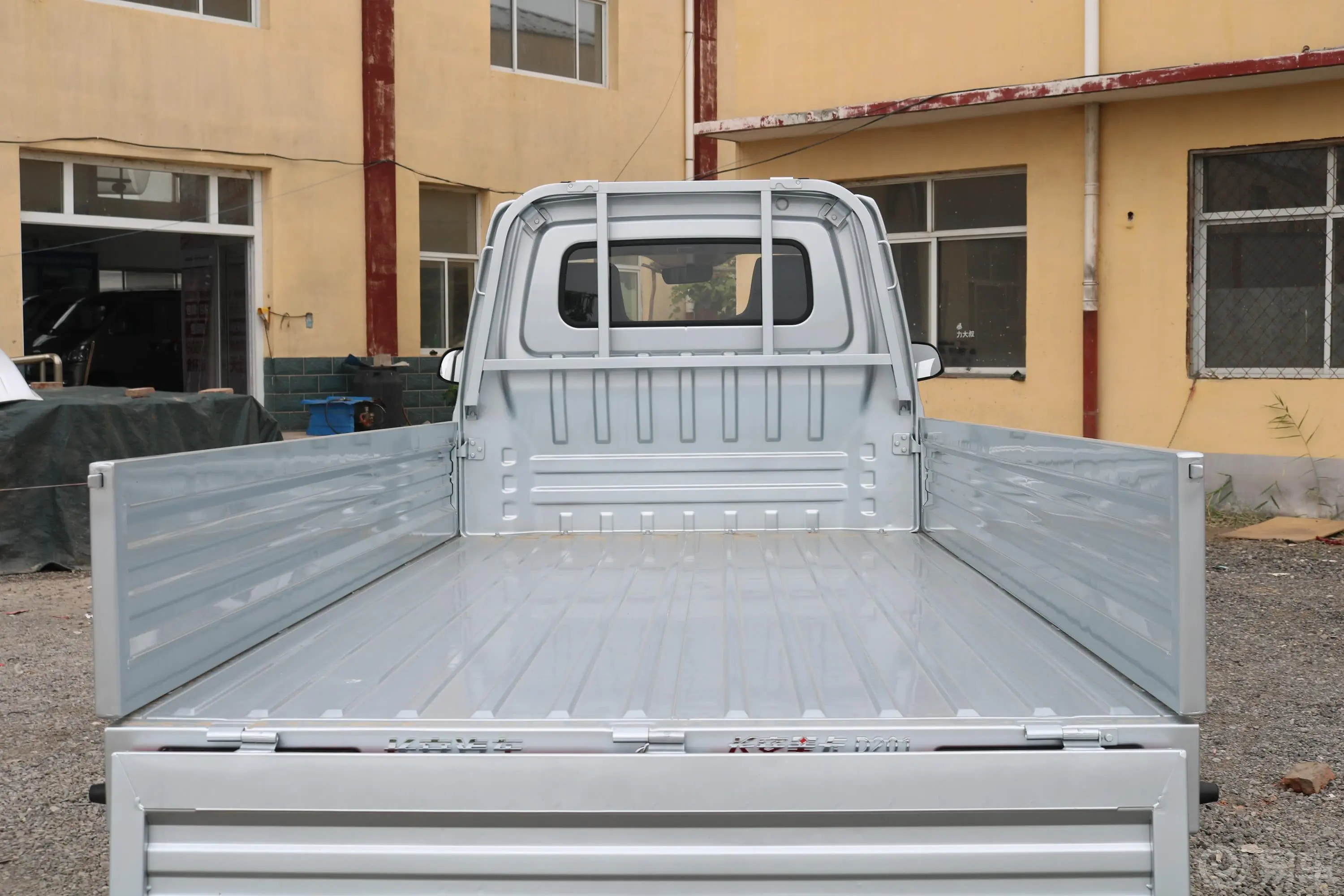 长安星卡1.5L 单排 仓栅车标准版后备厢空间特写