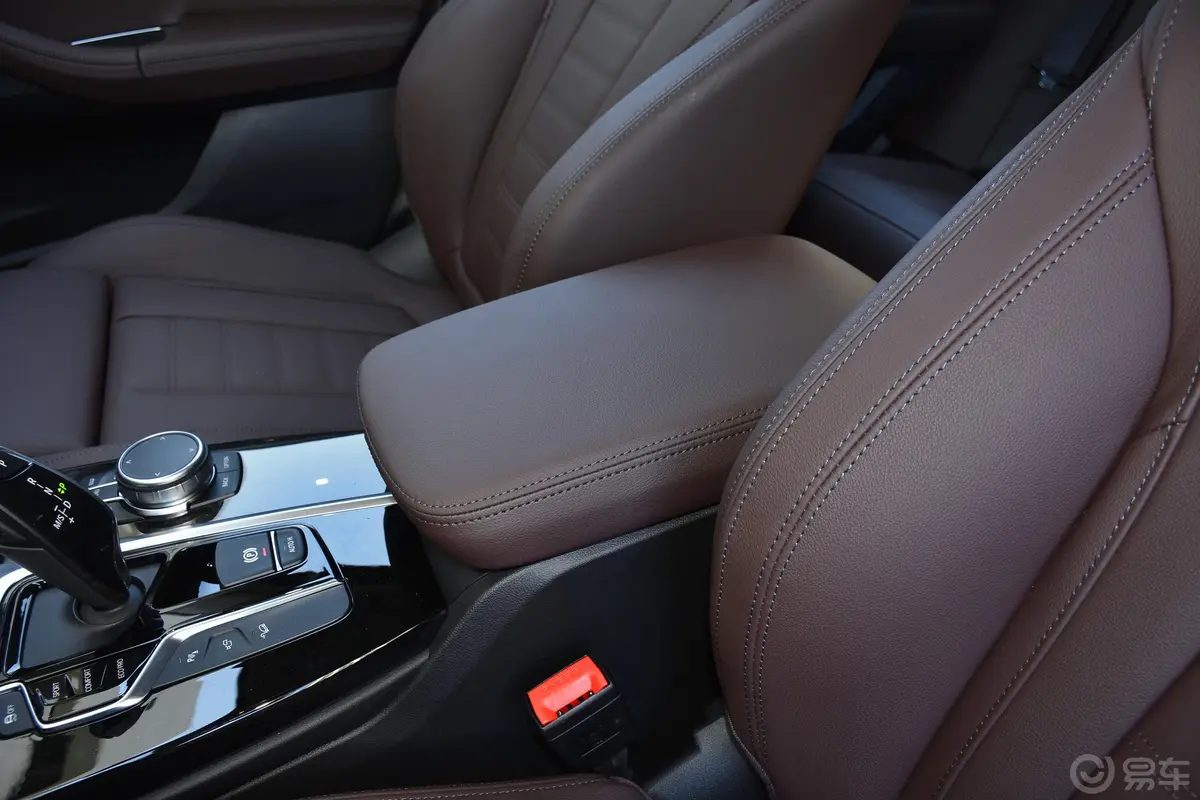 宝马X3xDrive 30i 领先型 M运动套装前排中央扶手