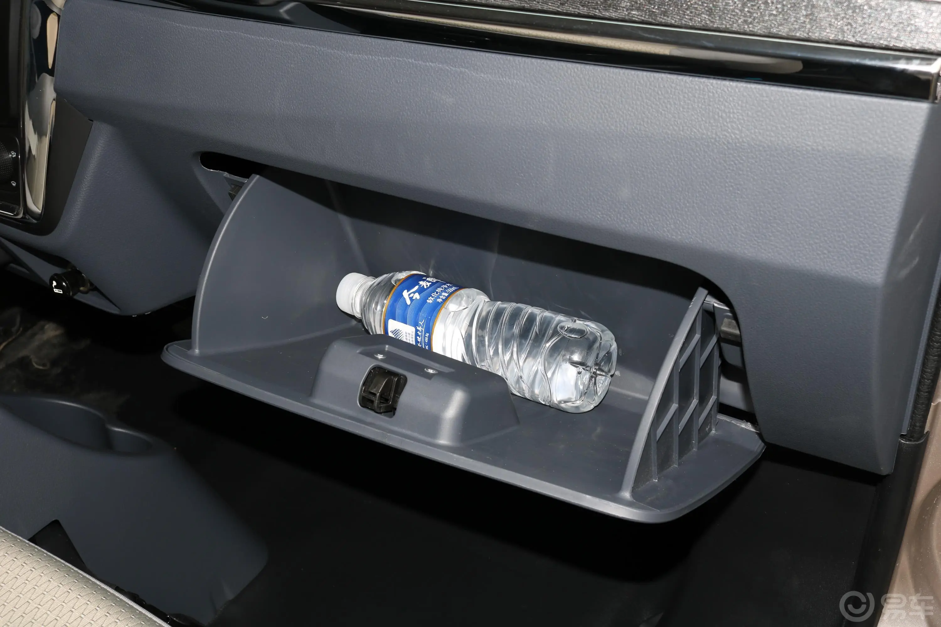 金杯小海狮X301.5L 手动 厢货标准版 国V手套箱空间水瓶横置