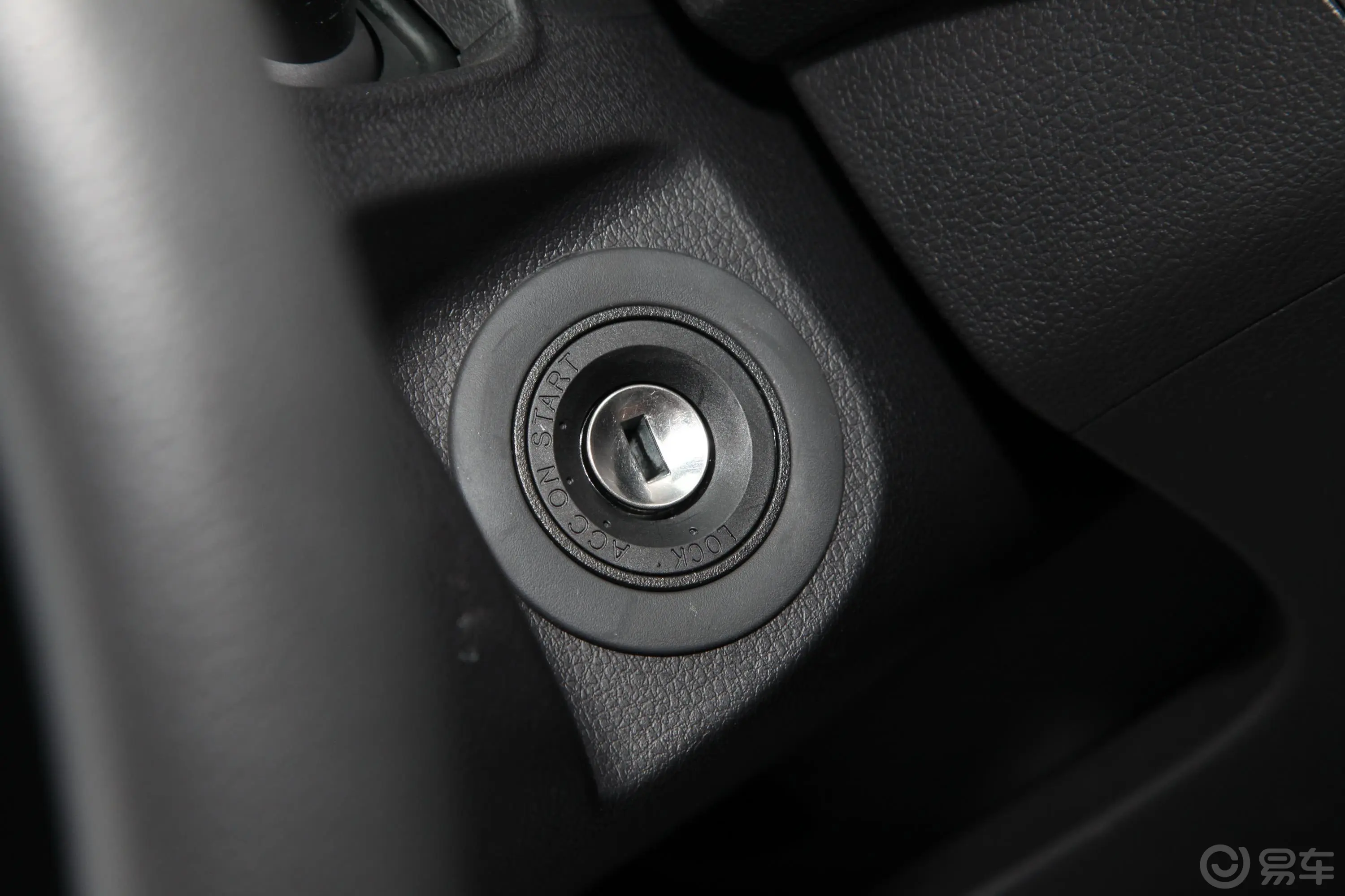 大通T702.0T 手动 两驱 标厢高底盘 精英版钥匙孔或一键启动按键