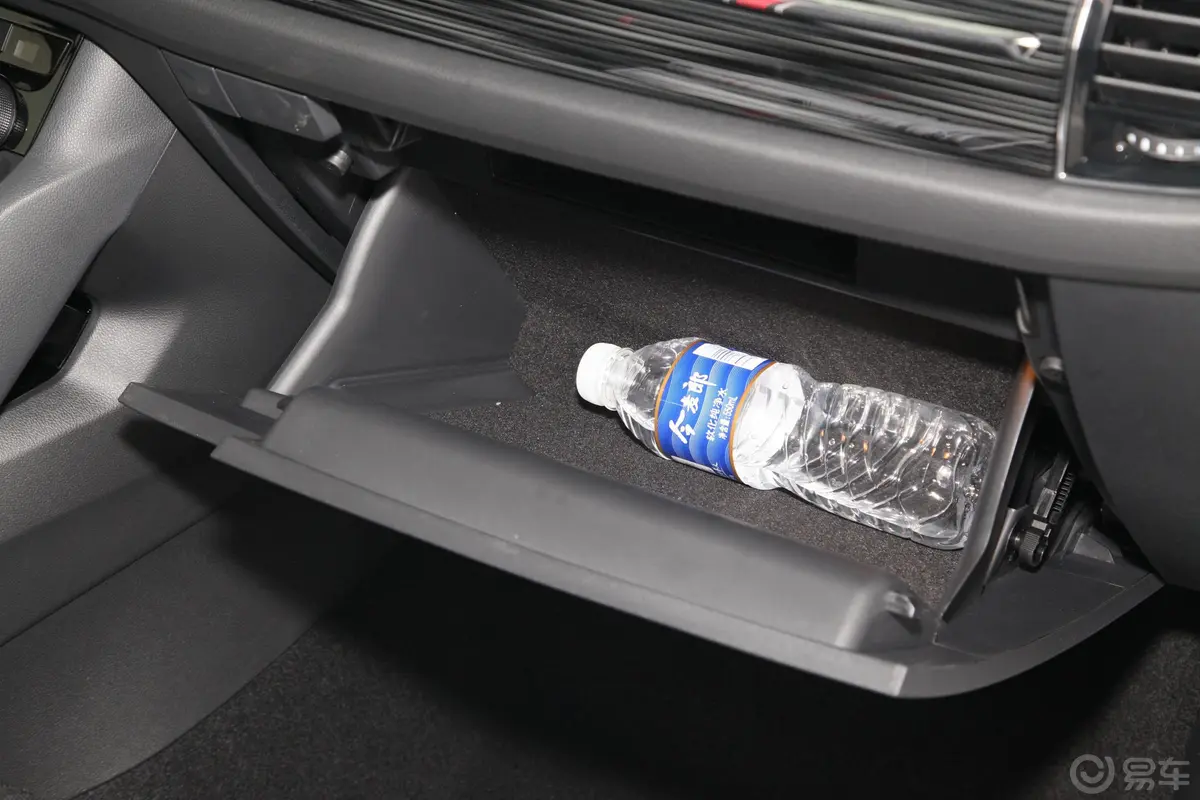 柯迪亚克GTTSI330 双离合 两驱 舒适版 国VI手套箱空间水瓶横置