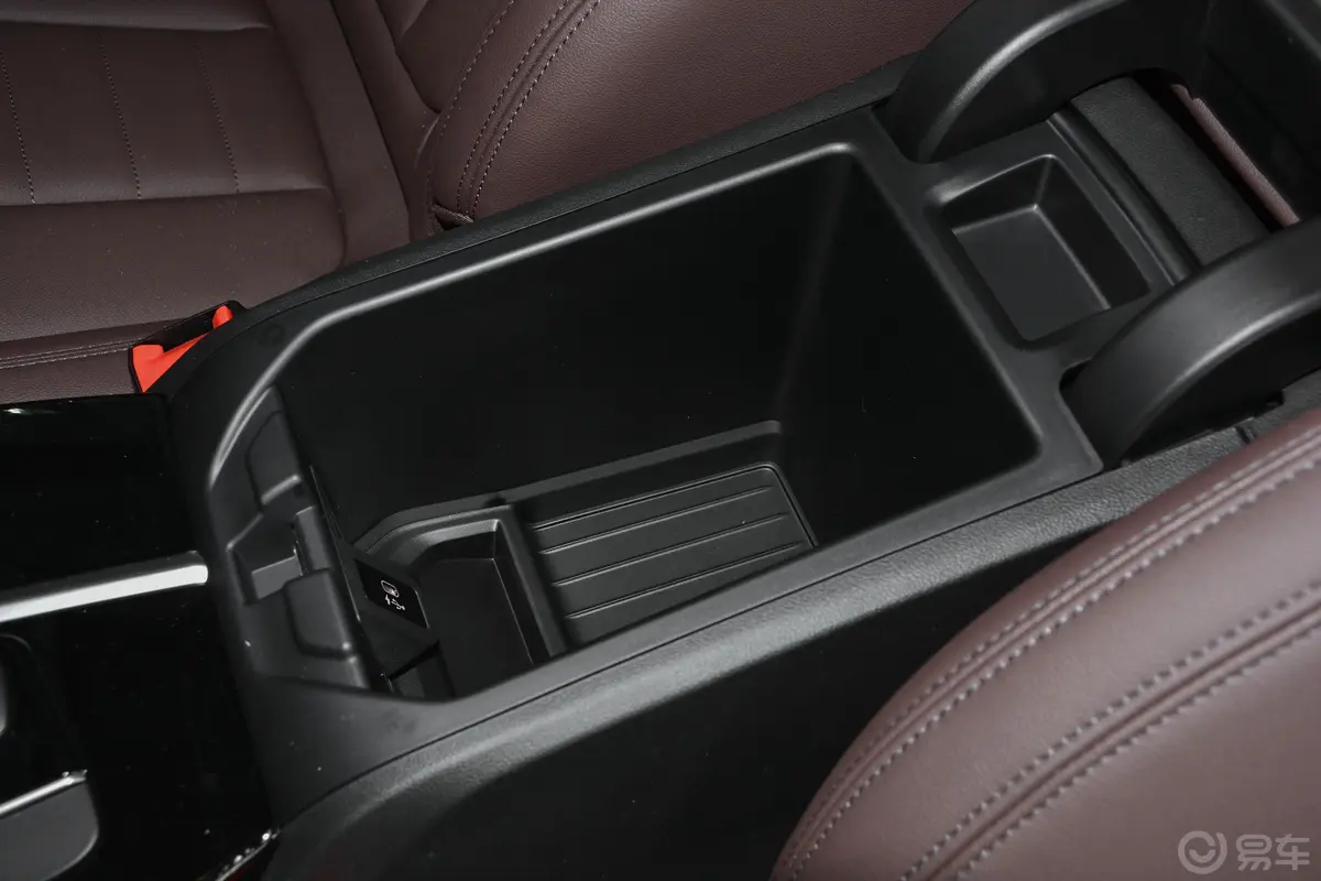 宝马X3xDrive 25i M运动套装前排扶手箱储物格