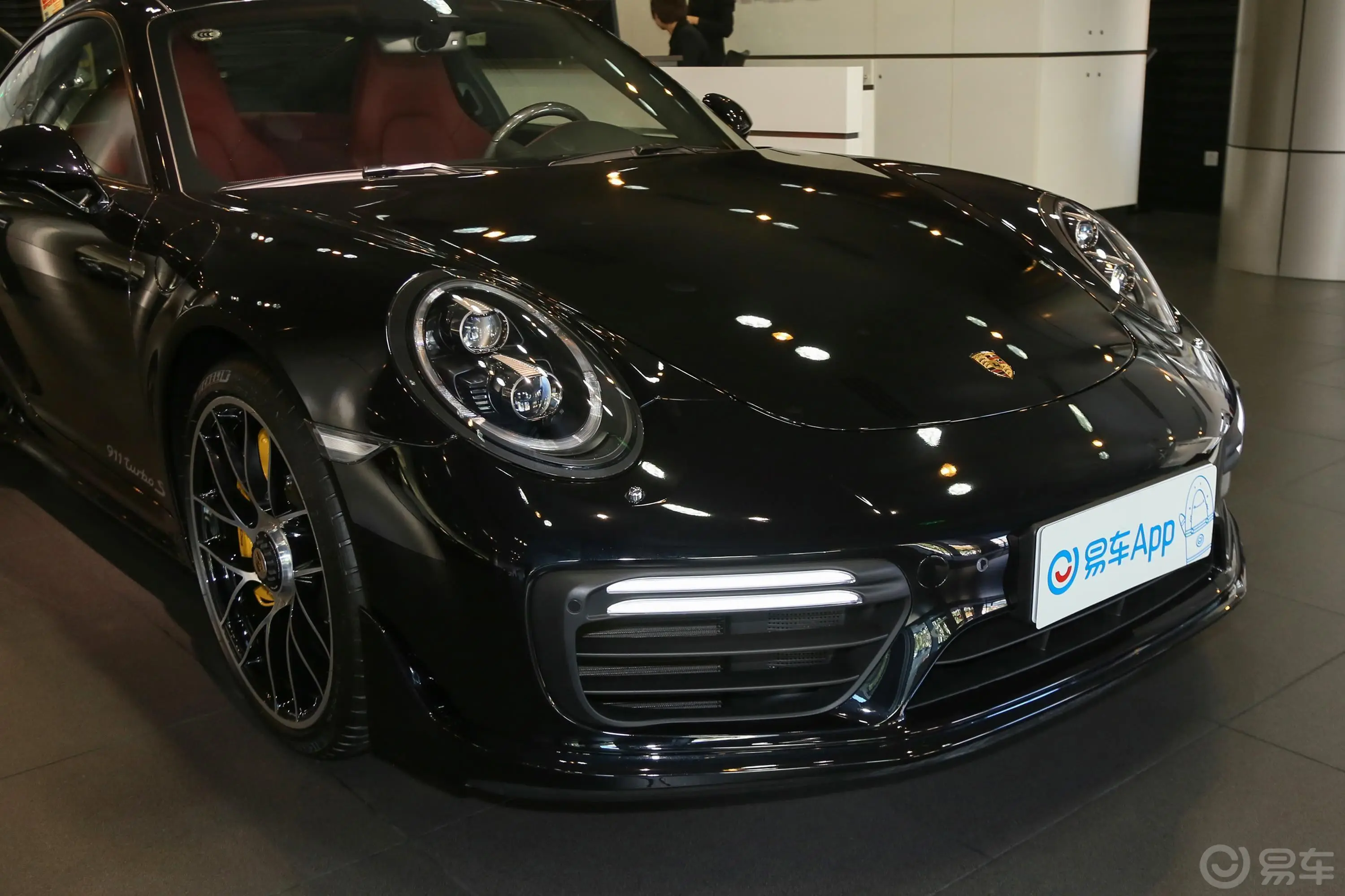 保时捷911Turbo S 3.8T尾灯侧45度俯拍