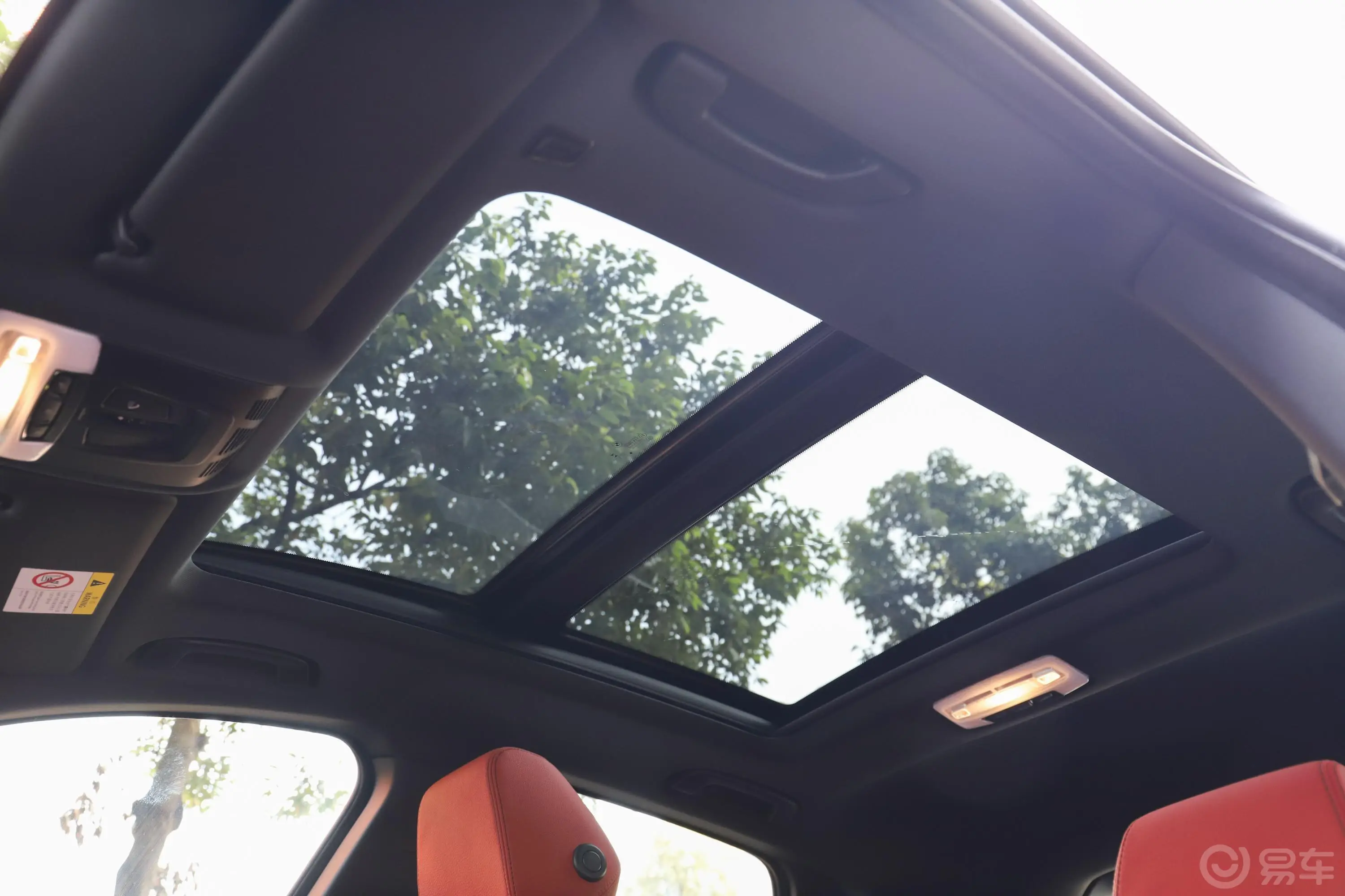 宝马3系GT330i xDrive M运动曜夜版天窗内拍关闭