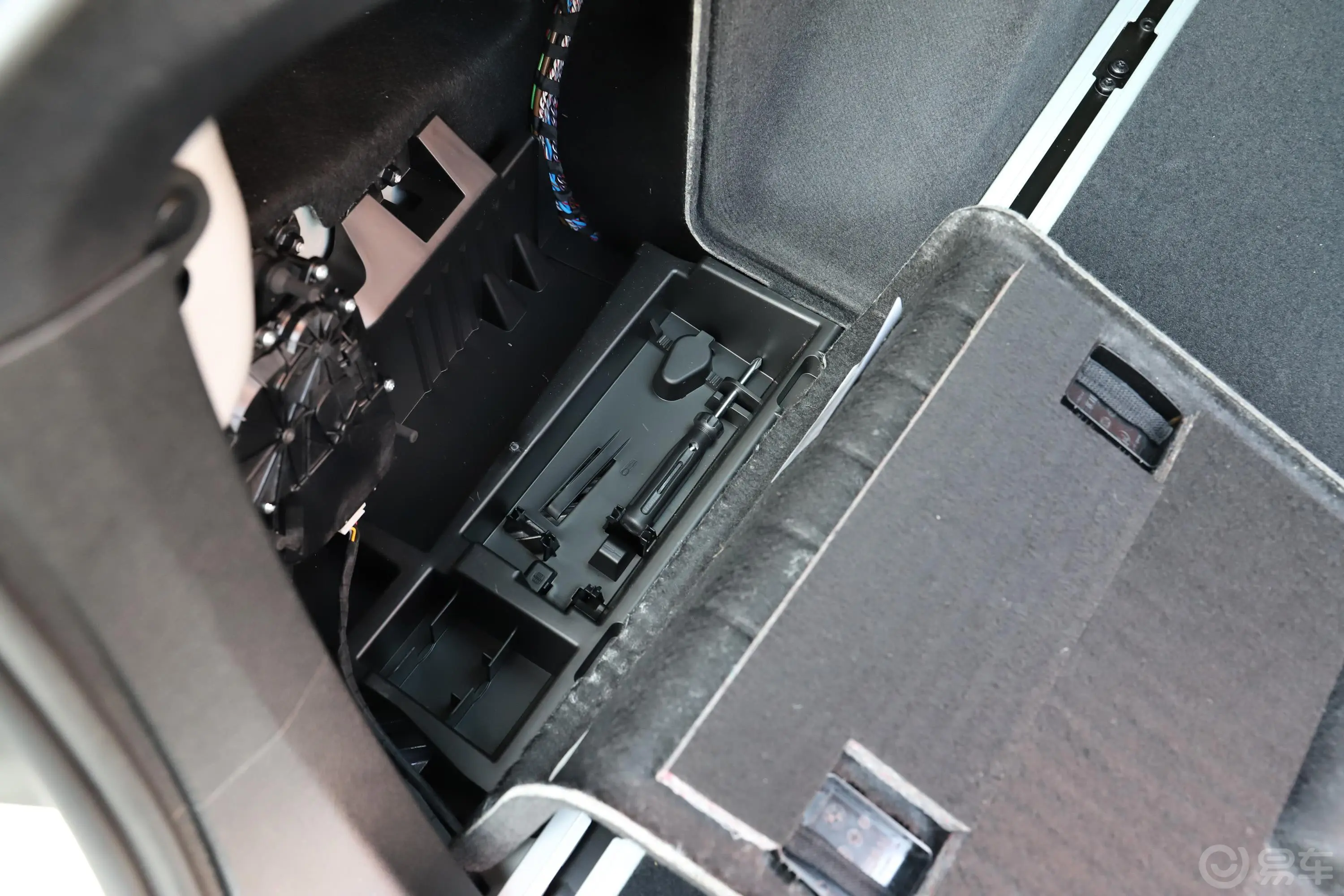 宝马3系GT330i xDrive M运动曜夜版随车工具